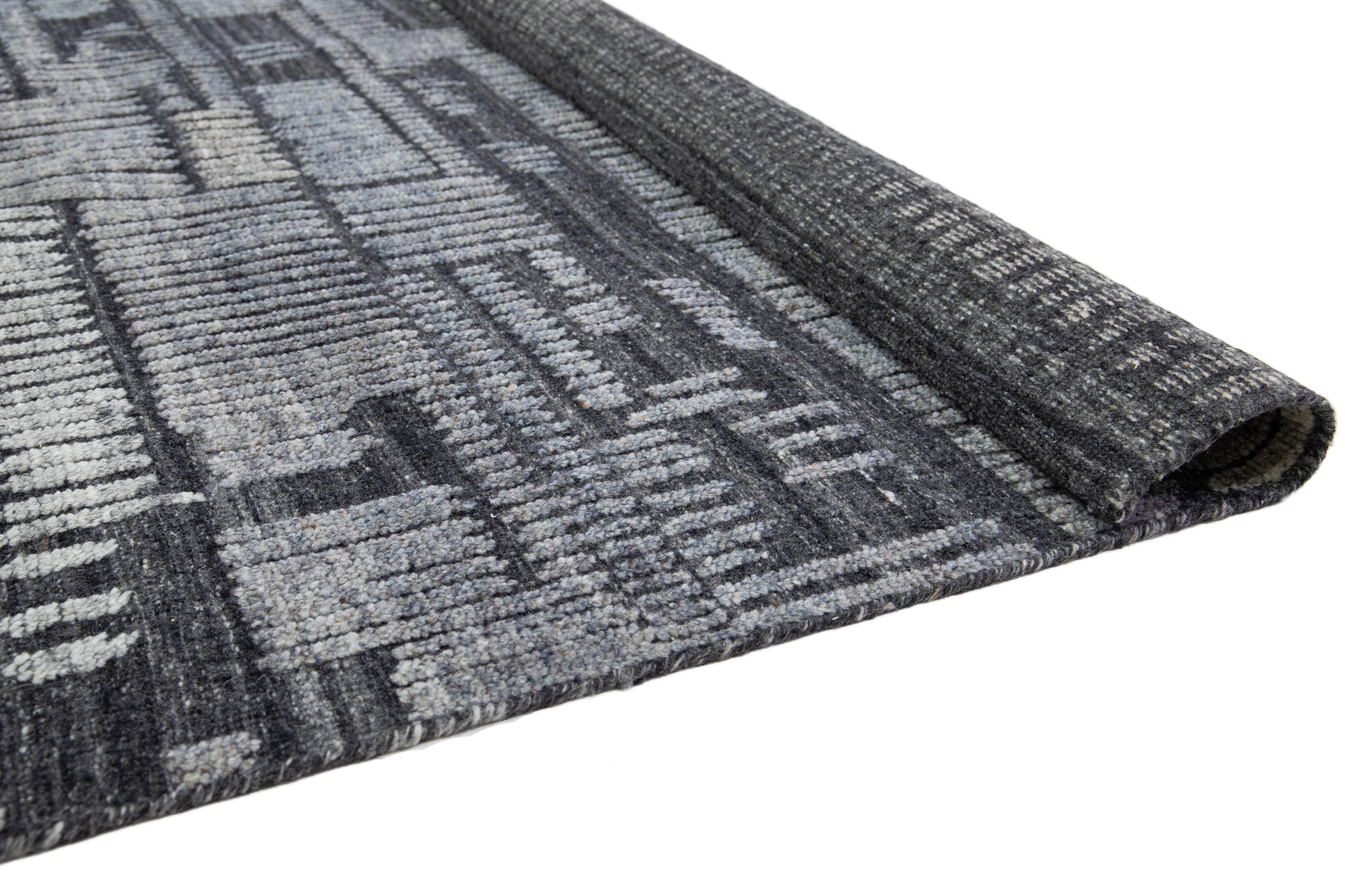 Moderner Wollteppich im marokkanischen Stil in Grau mit geometrischem Design von Apadana (Handgeknüpft) im Angebot