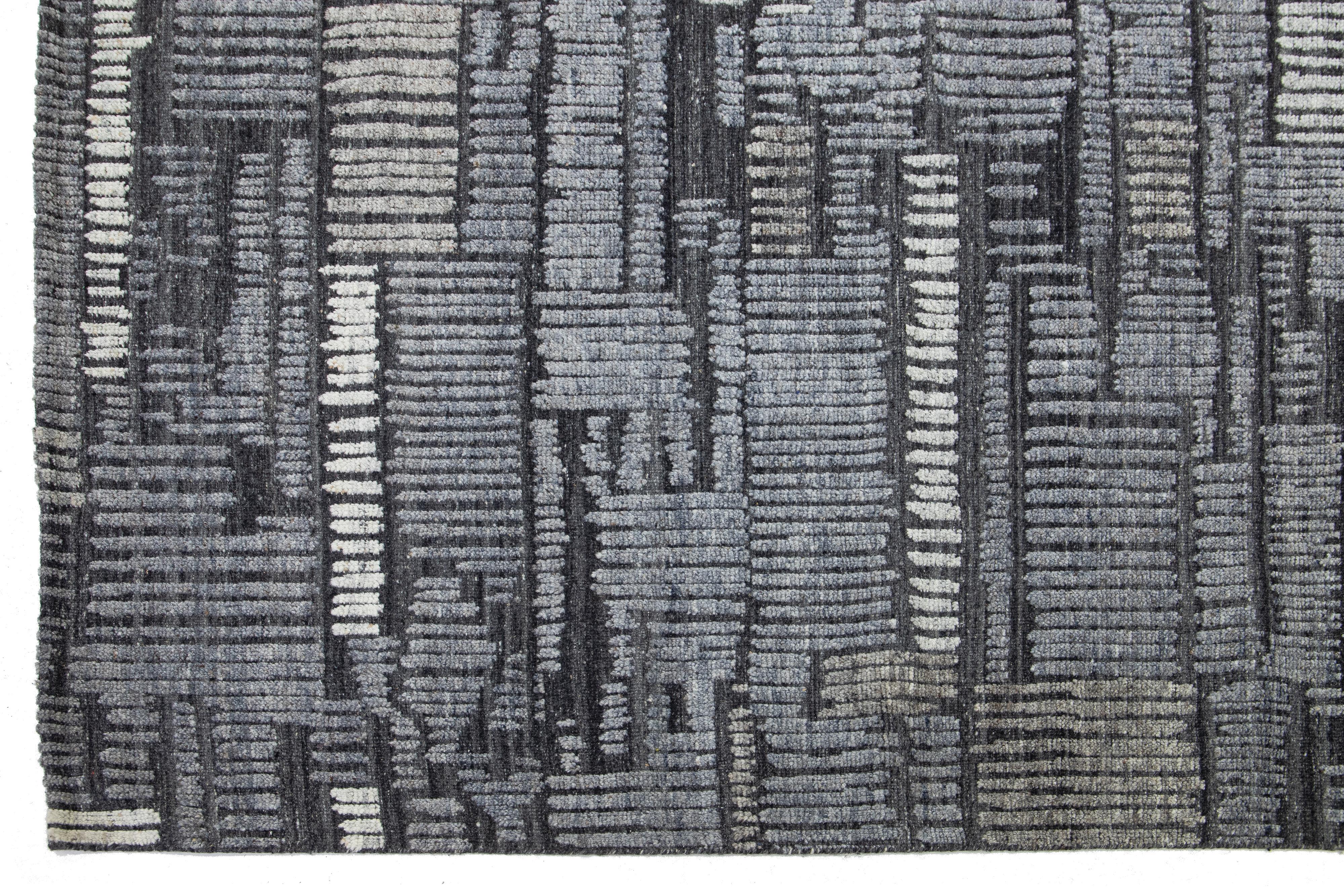 Moderner Wollteppich im marokkanischen Stil in Grau mit geometrischem Design von Apadana (Wolle) im Angebot