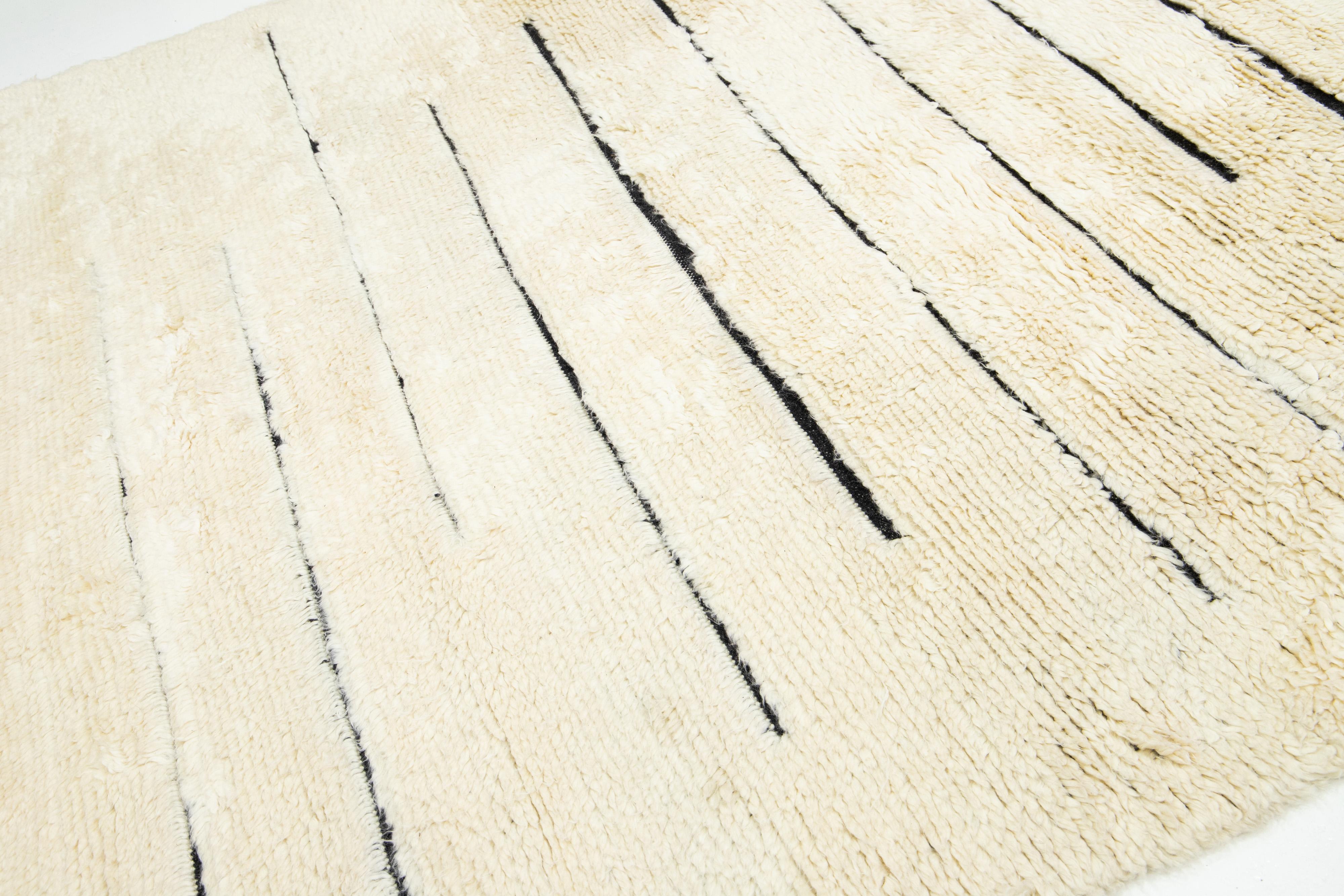 Tappeto moderno in lana in stile marocchino in avorio con motivo a righe in vendita 2