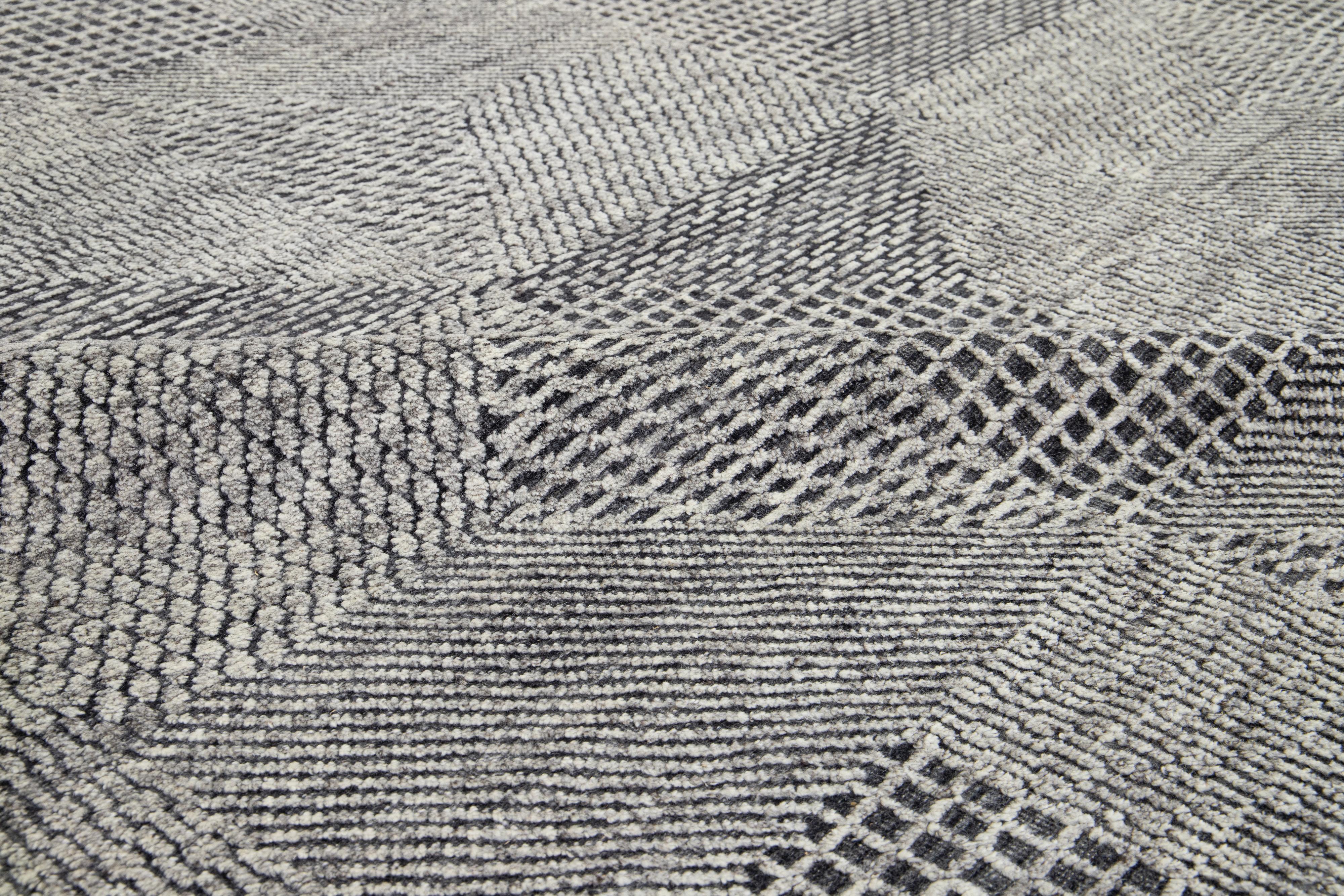 Moderner Wollteppich im marokkanischen Stil in Hellgrau mit abstraktem Design von Apadana im Angebot 3