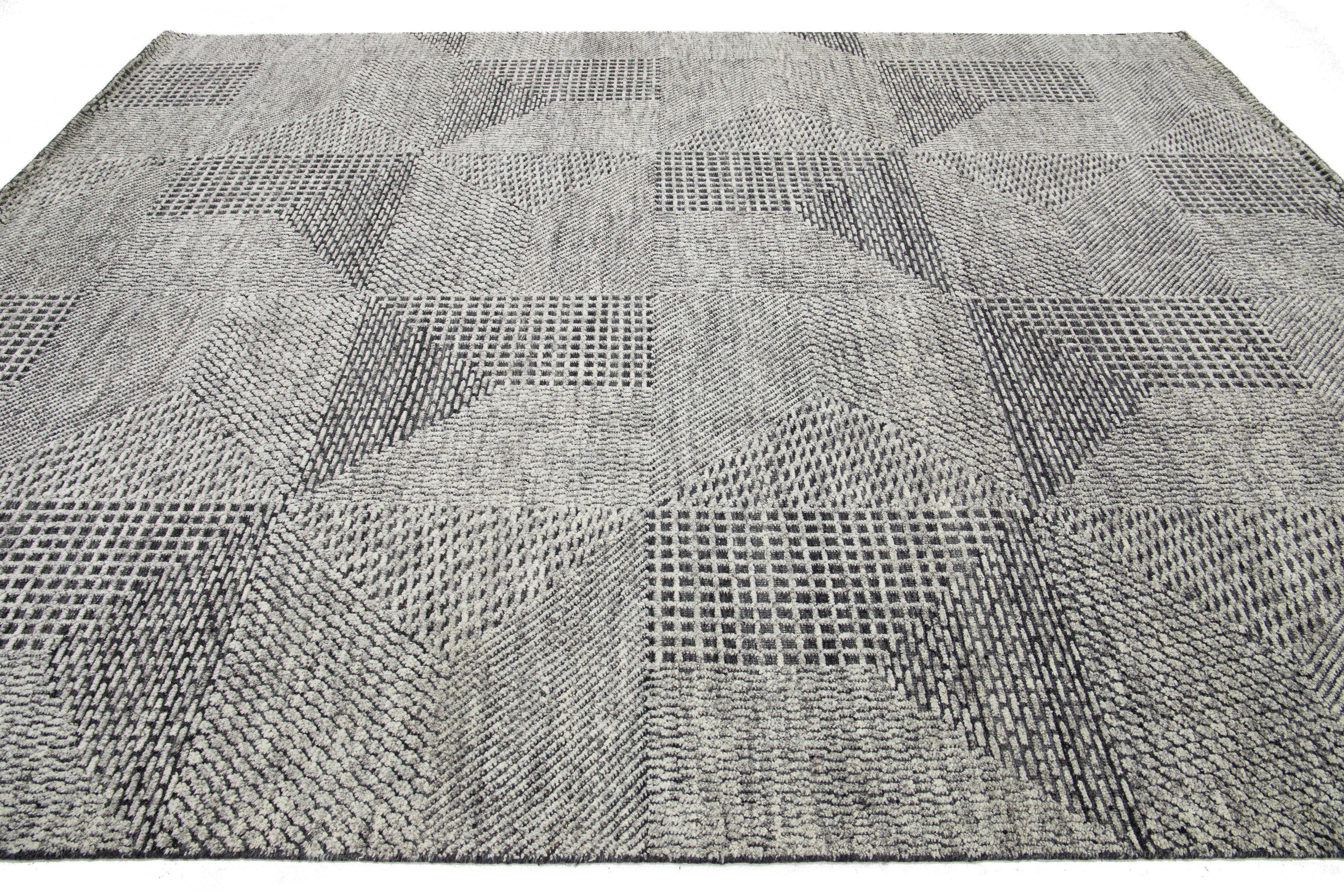 Moderner Wollteppich im marokkanischen Stil in Hellgrau mit abstraktem Design von Apadana (21. Jahrhundert und zeitgenössisch) im Angebot