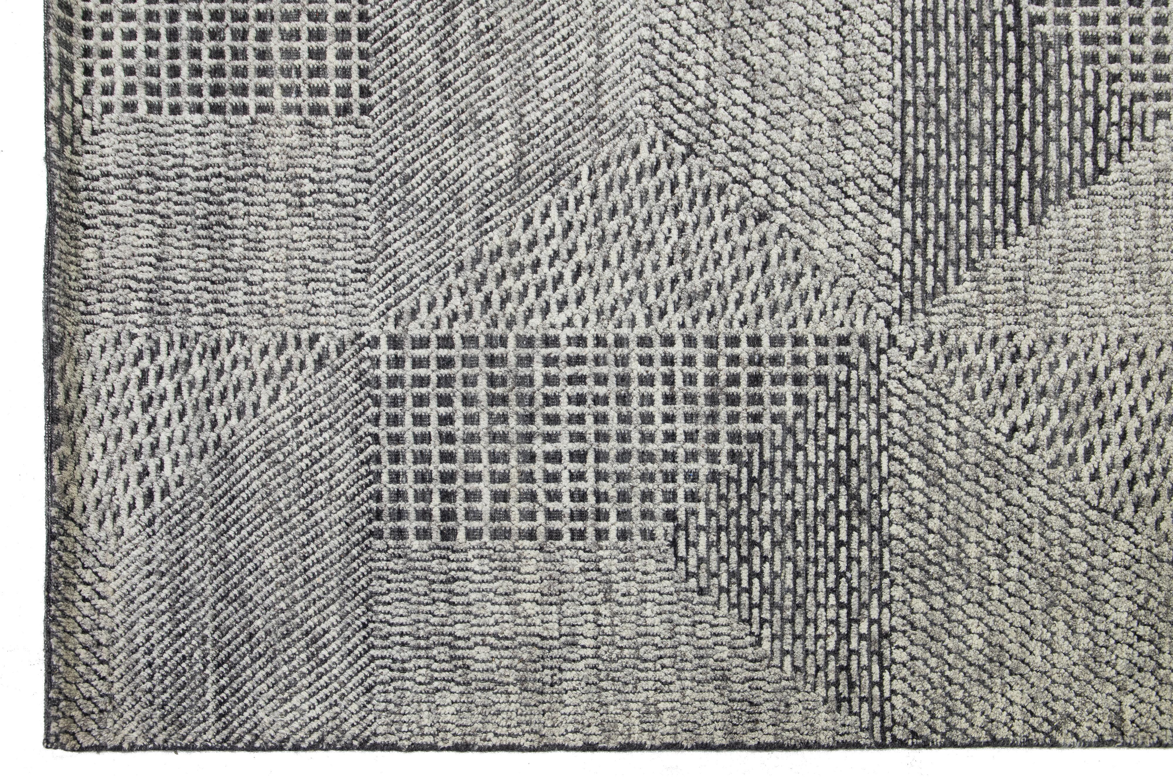 Moderner Wollteppich im marokkanischen Stil in Hellgrau mit abstraktem Design von Apadana (Wolle) im Angebot