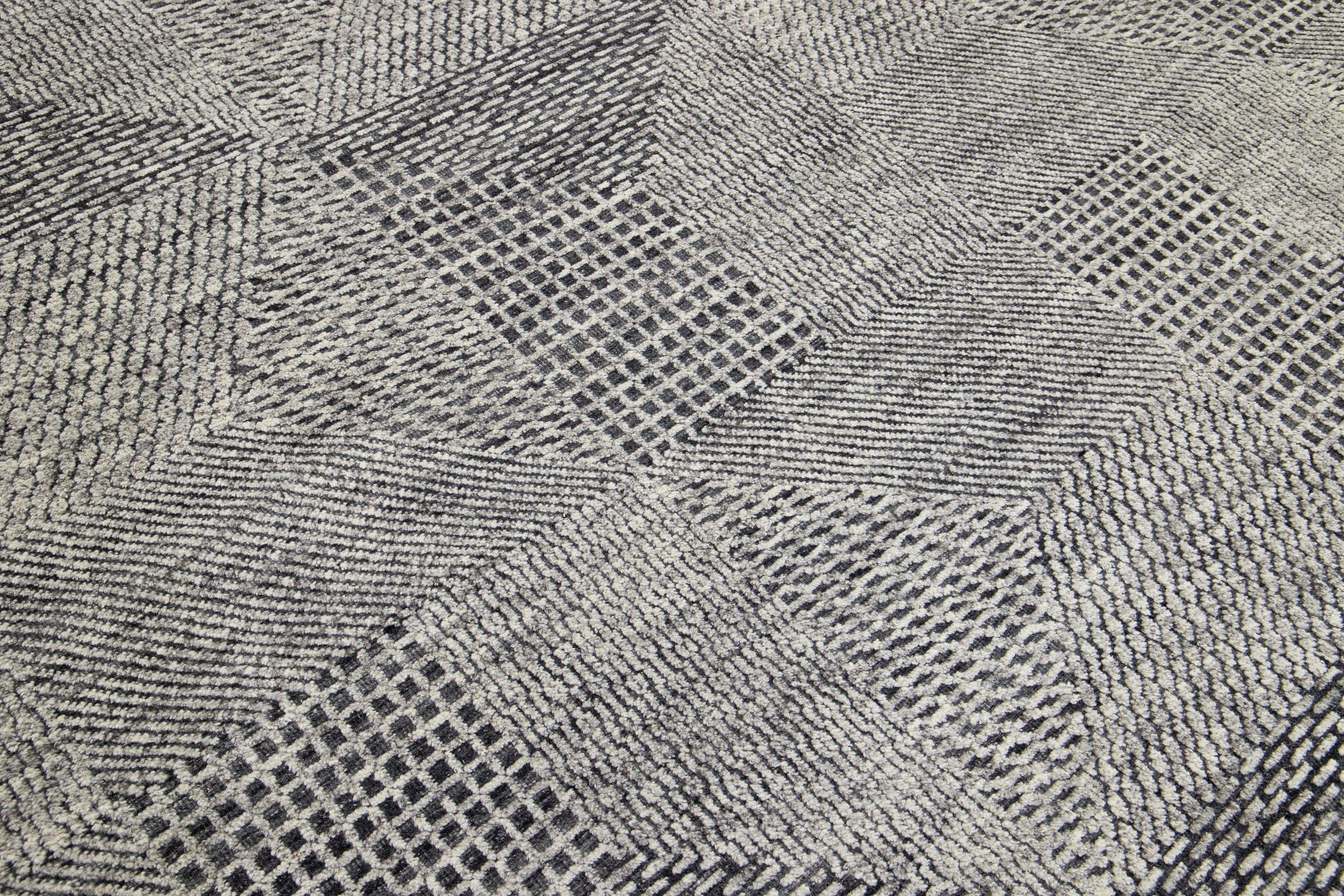 Moderner Wollteppich im marokkanischen Stil in Hellgrau mit abstraktem Design von Apadana im Angebot 2