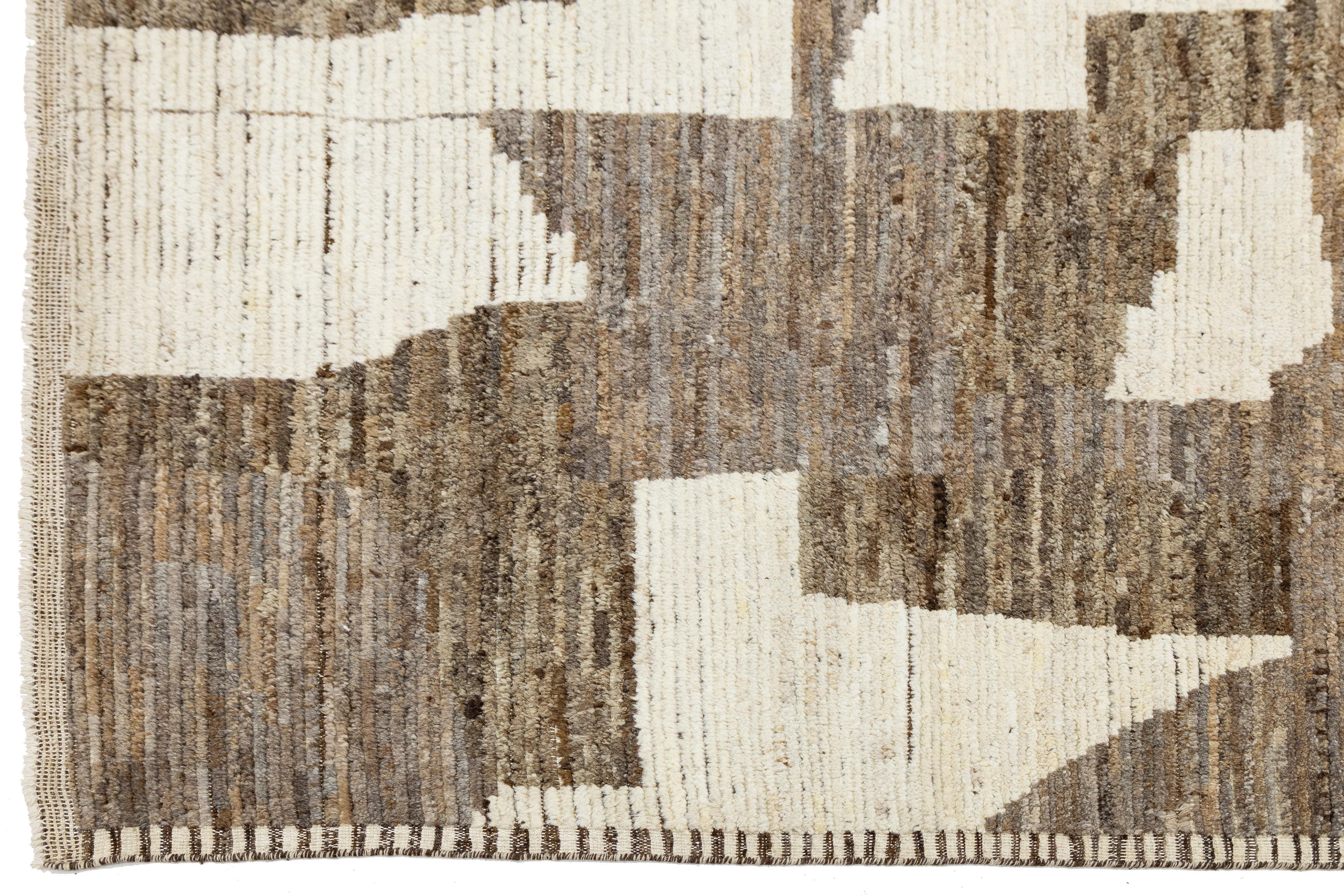 Modern Moroccan Style Wool Rug with Abstract Earth-Tone Geometry en vente 2