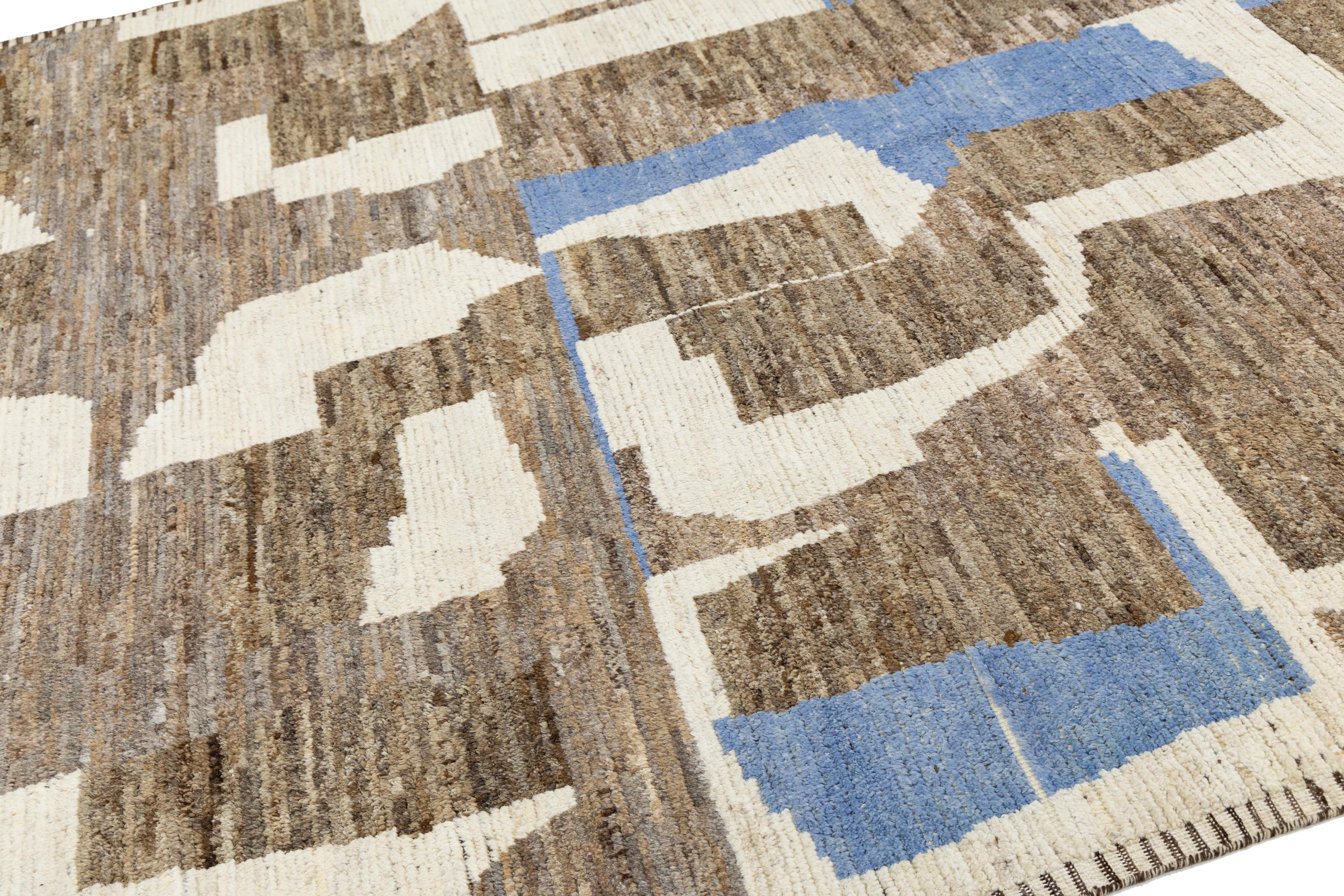Modern Moroccan Style Wool Rug with Abstract Earth-Tone Geometry en vente 3
