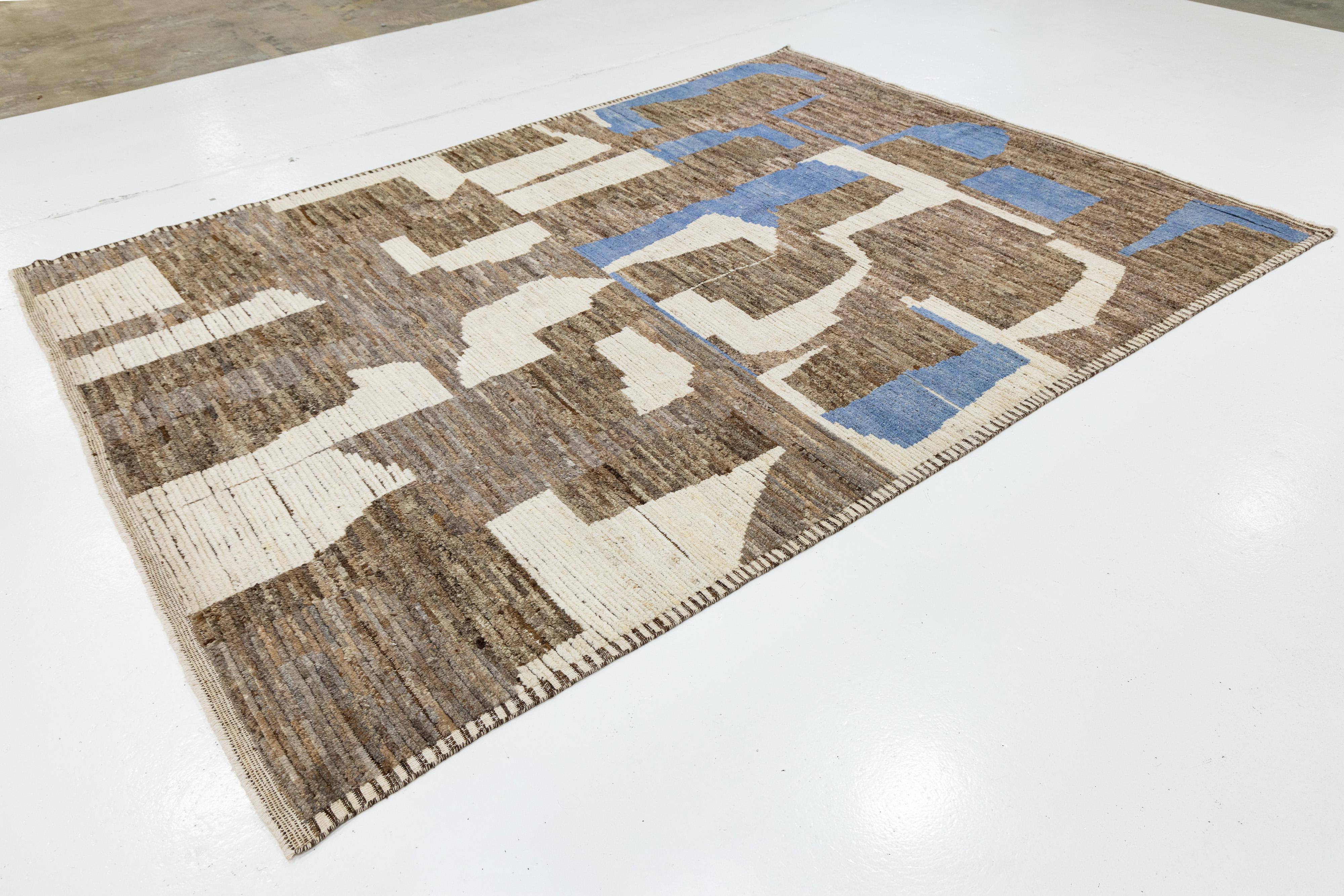Moderne Modern Moroccan Style Wool Rug with Abstract Earth-Tone Geometry en vente