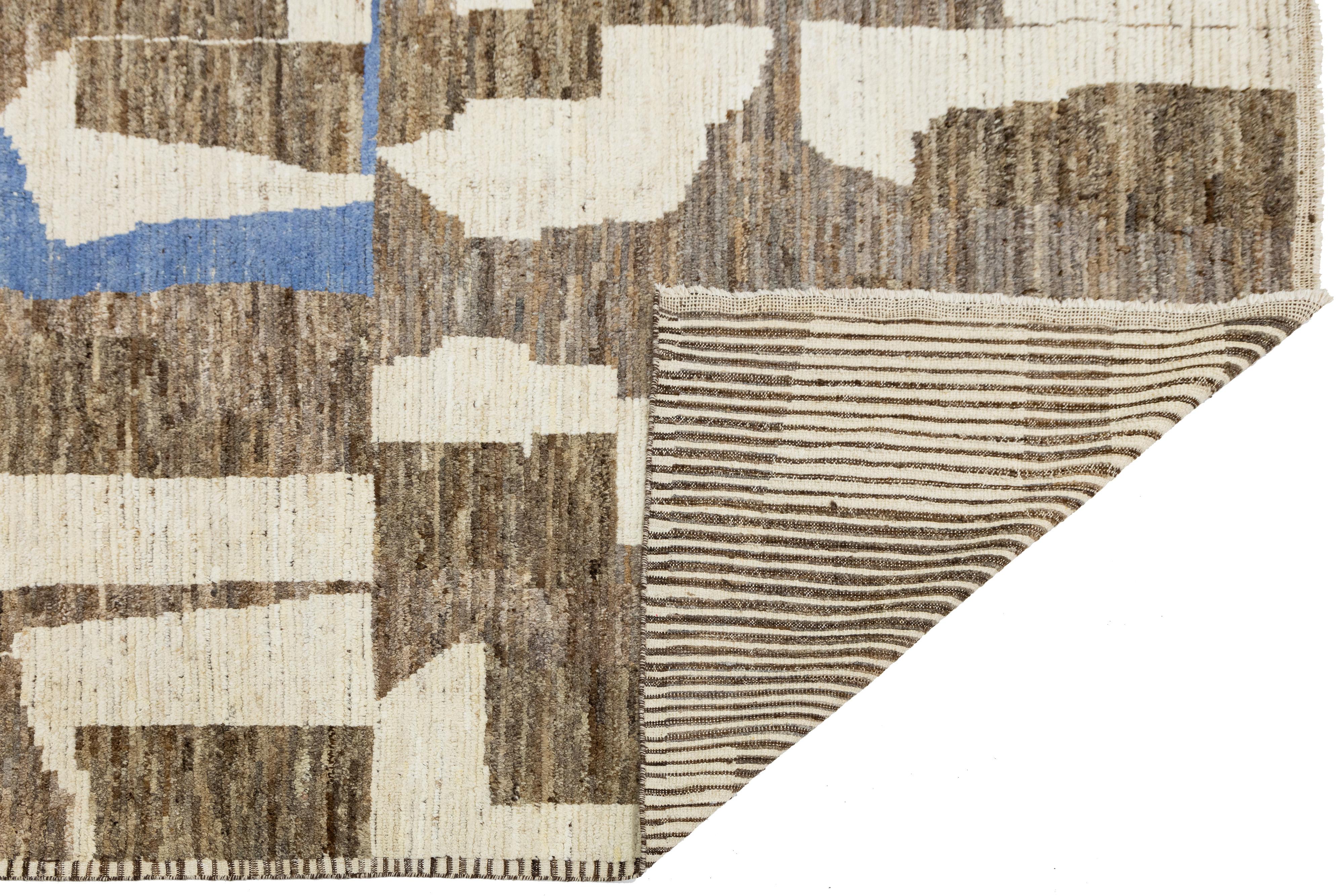 Noué à la main Modern Moroccan Style Wool Rug with Abstract Earth-Tone Geometry en vente