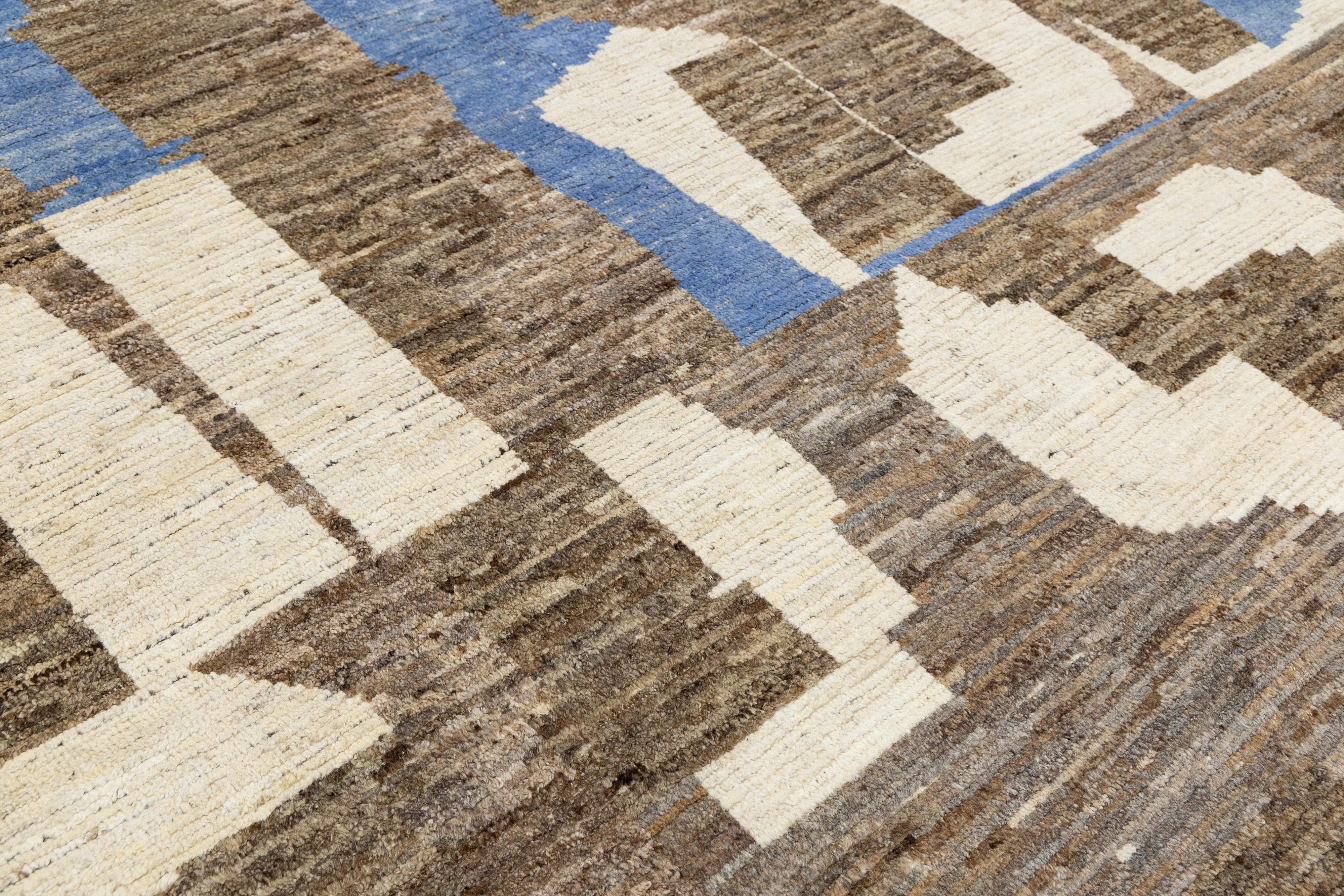 XXIe siècle et contemporain Modern Moroccan Style Wool Rug with Abstract Earth-Tone Geometry en vente