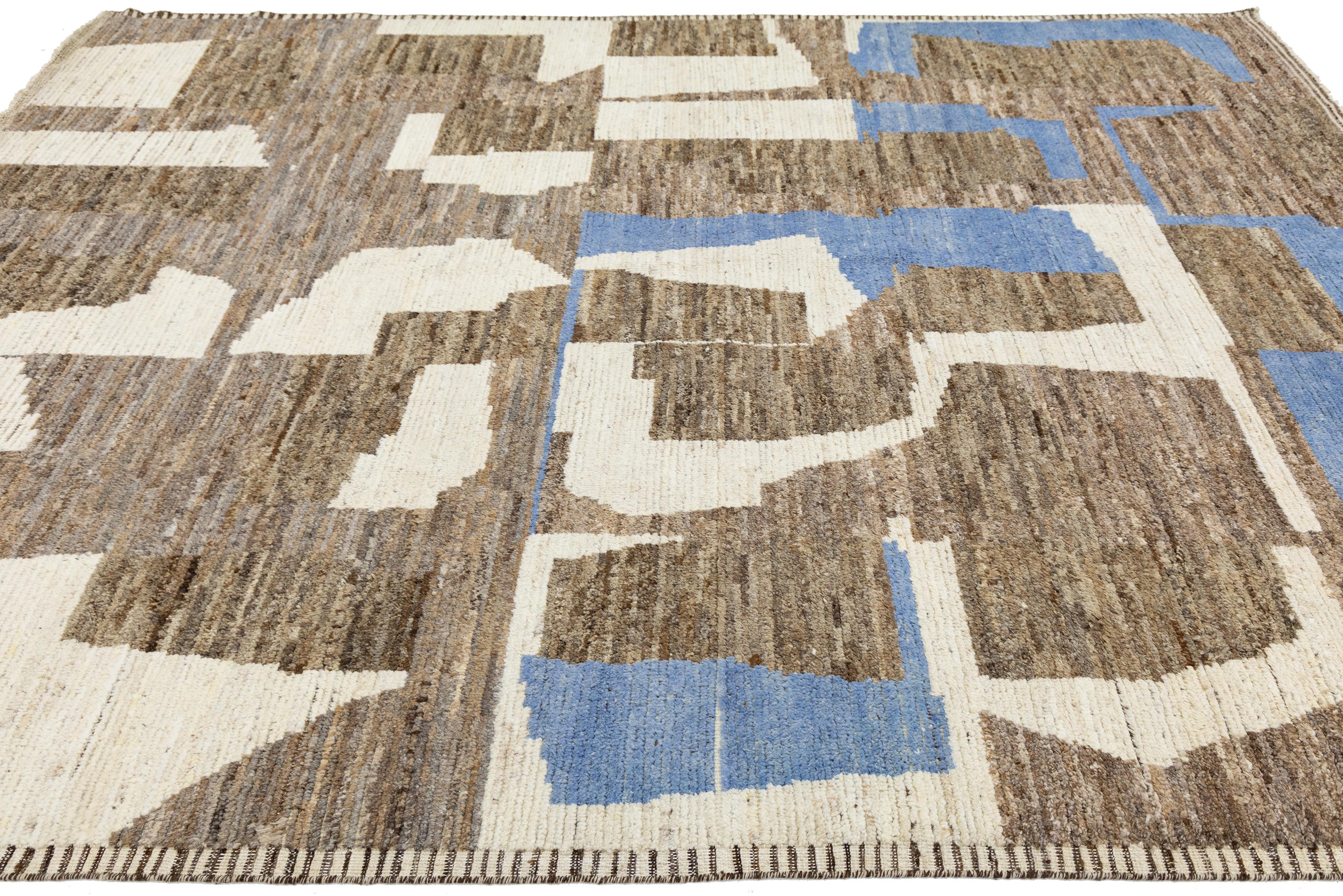Modern Moroccan Style Wool Rug with Abstract Earth-Tone Geometry en vente 1