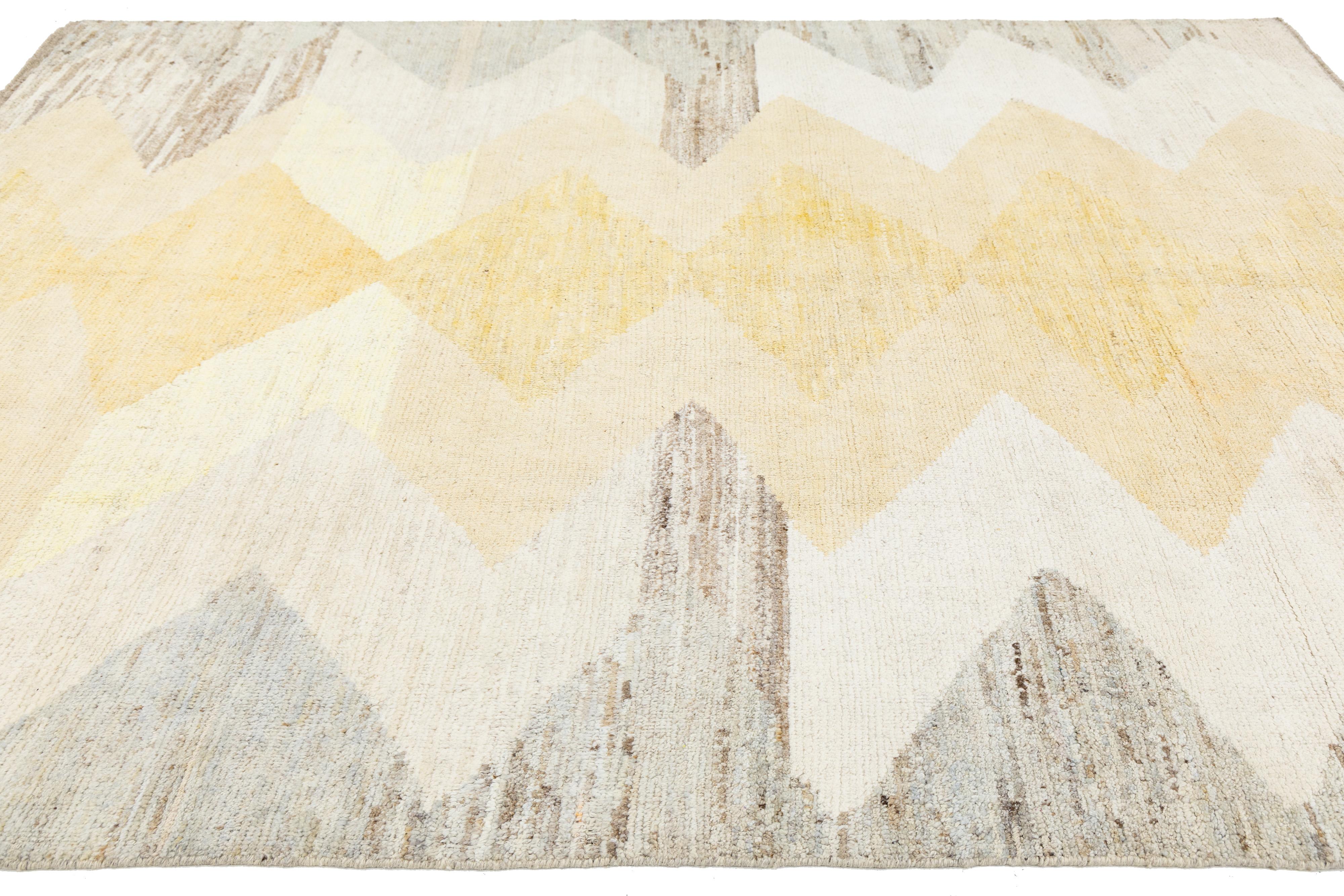 Modern Moroccan Style Wool Rug with Diamond and Zigzag Motifs in Neutral Tones en venta 2
