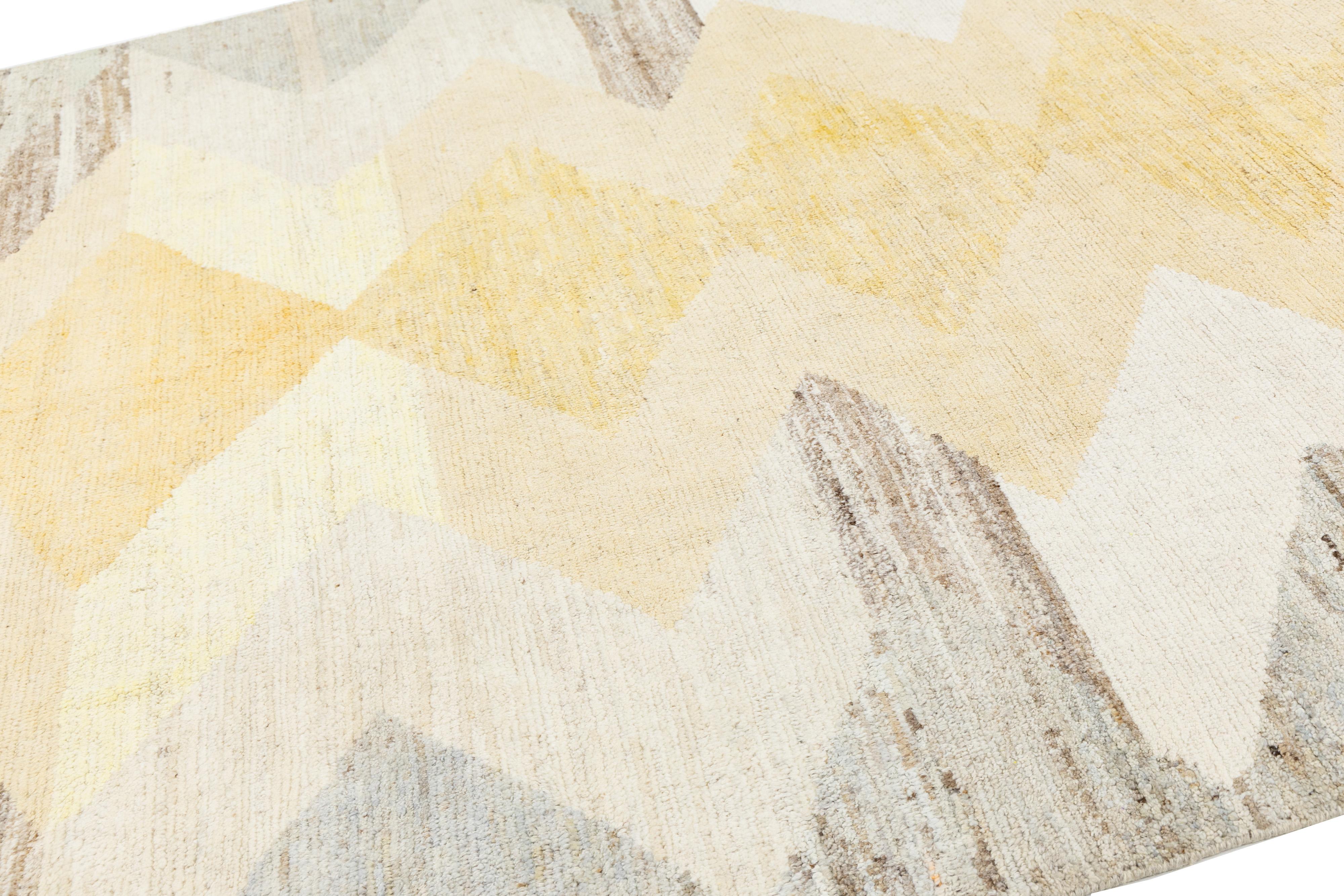 Modern Moroccan Style Wool Rug with Diamond and Zigzag Motifs in Neutral Tones en venta 3