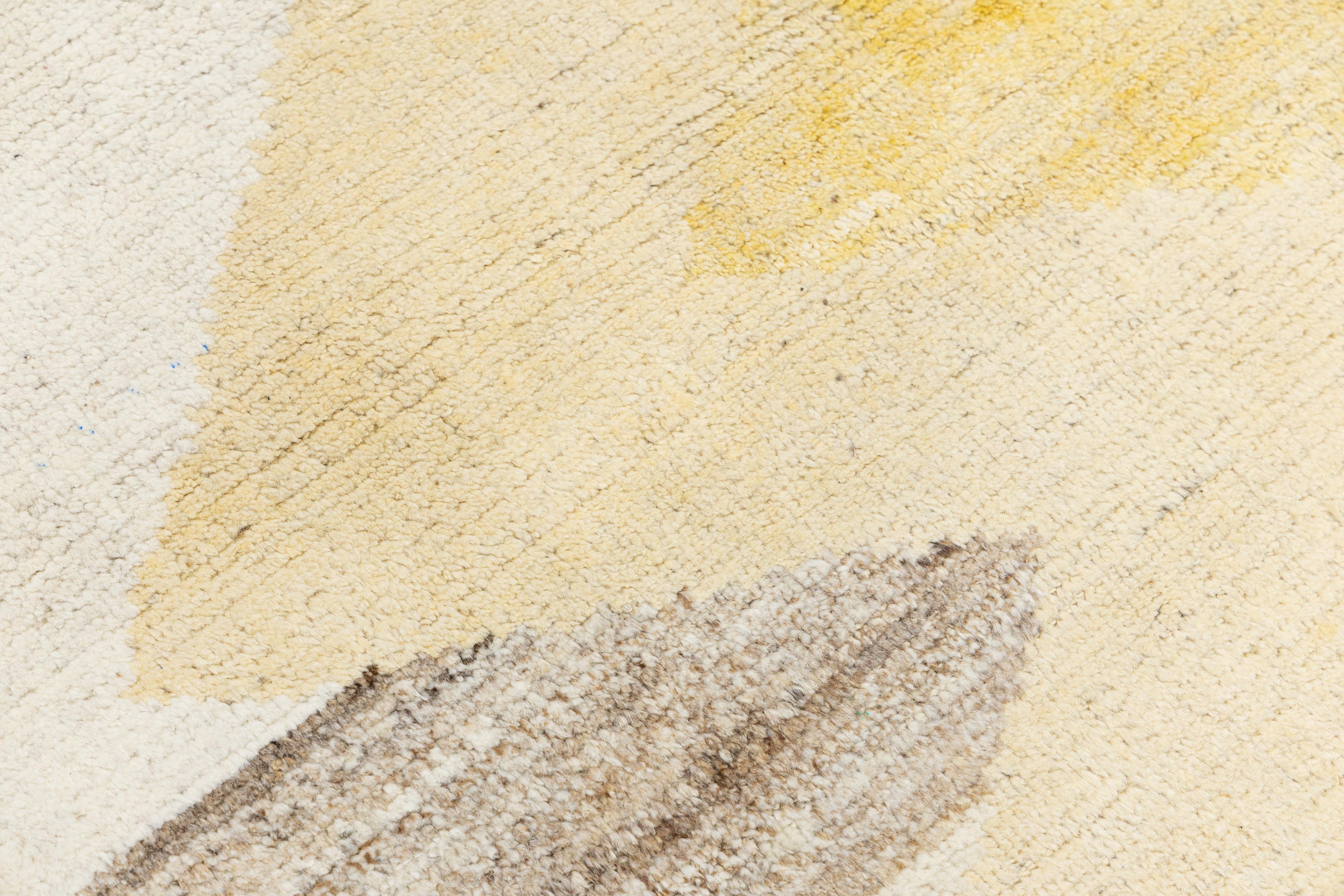 Modern Moroccan Style Wool Rug with Diamond and Zigzag Motifs in Neutral Tones Moderno en venta