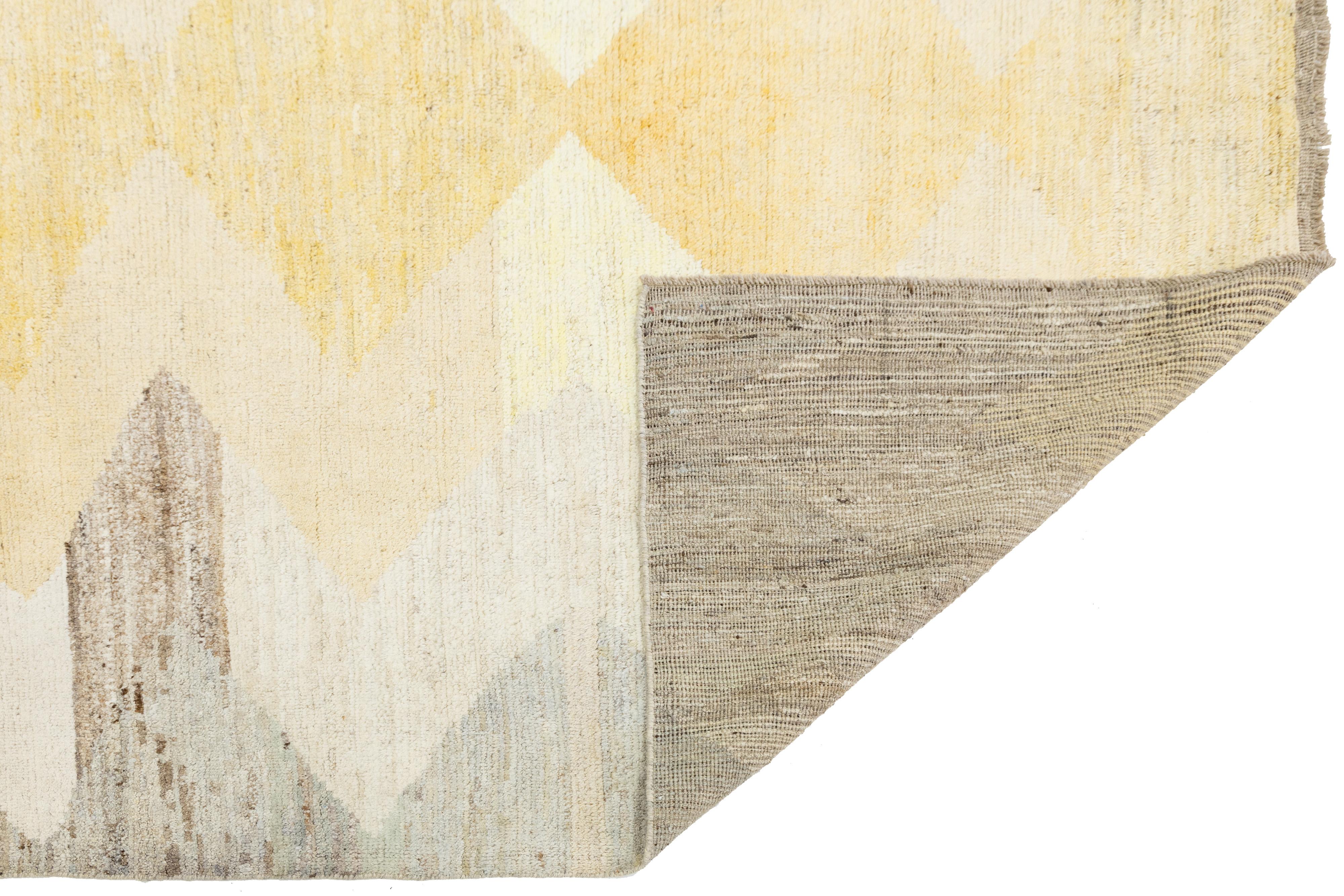 Modern Moroccan Style Wool Rug with Diamond and Zigzag Motifs in Neutral Tones Pakistaní en venta