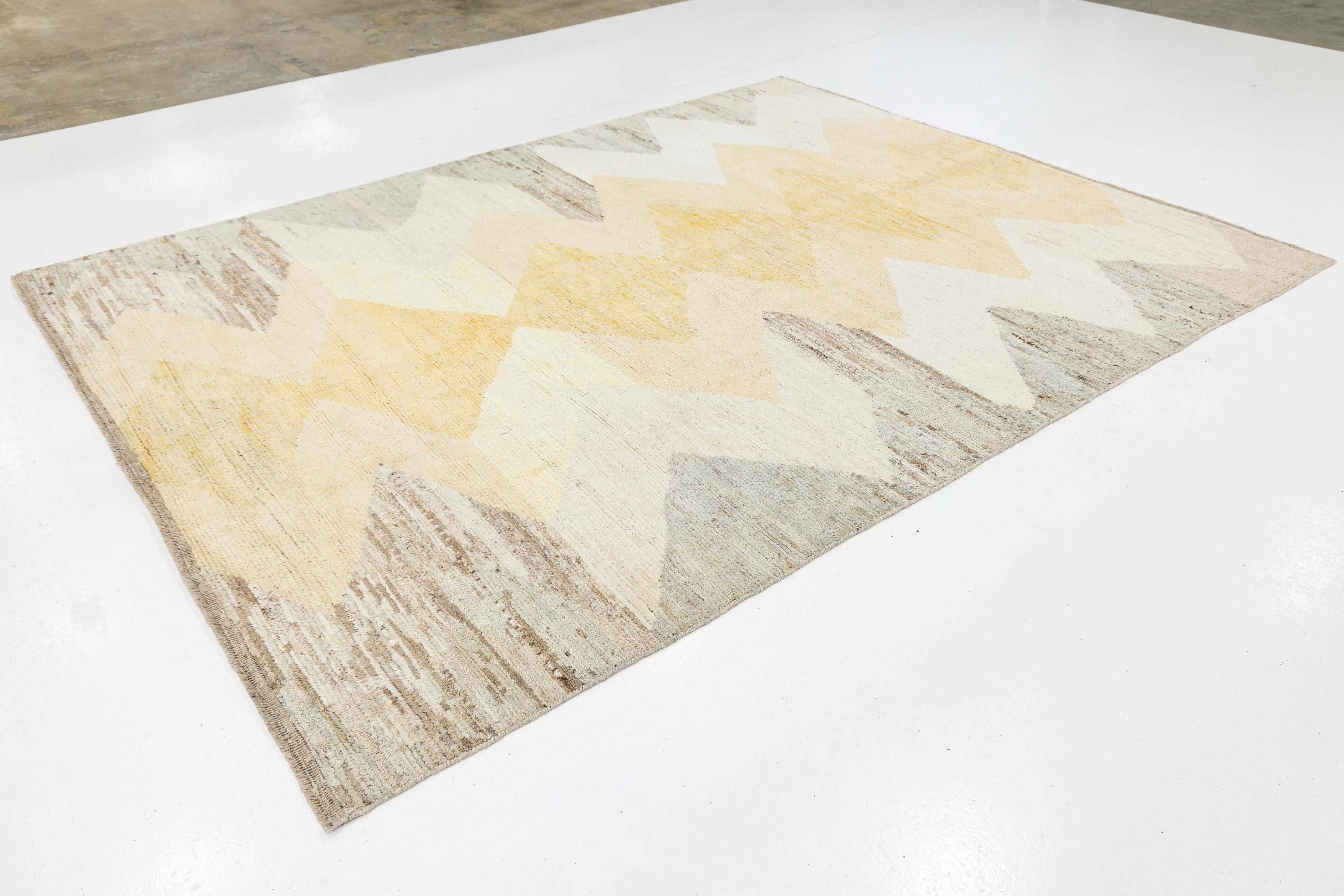 Modern Moroccan Style Wool Rug with Diamond and Zigzag Motifs in Neutral Tones Anudado a mano en venta