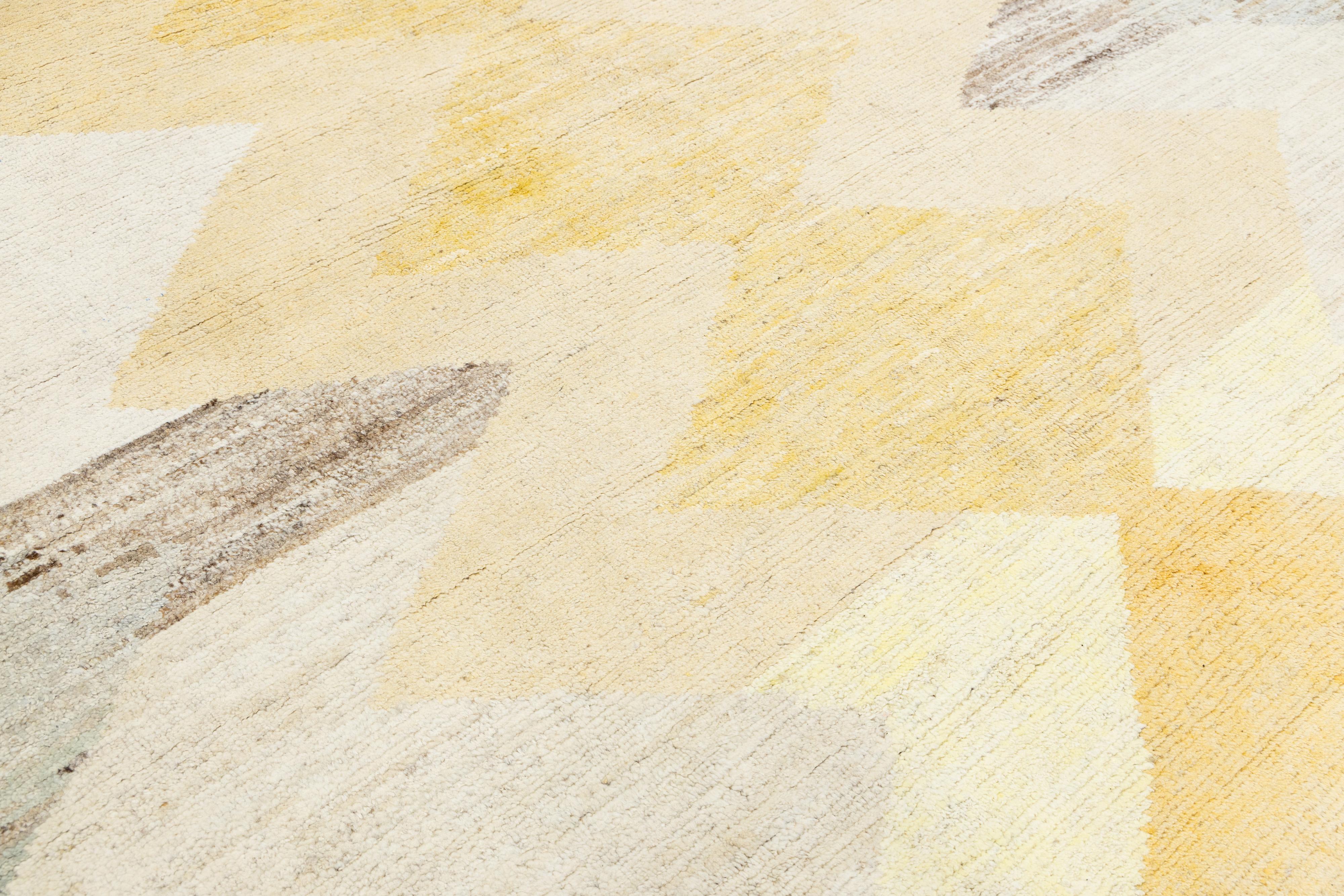 Modern Moroccan Style Wool Rug with Diamond and Zigzag Motifs in Neutral Tones Siglo XXI y contemporáneo en venta