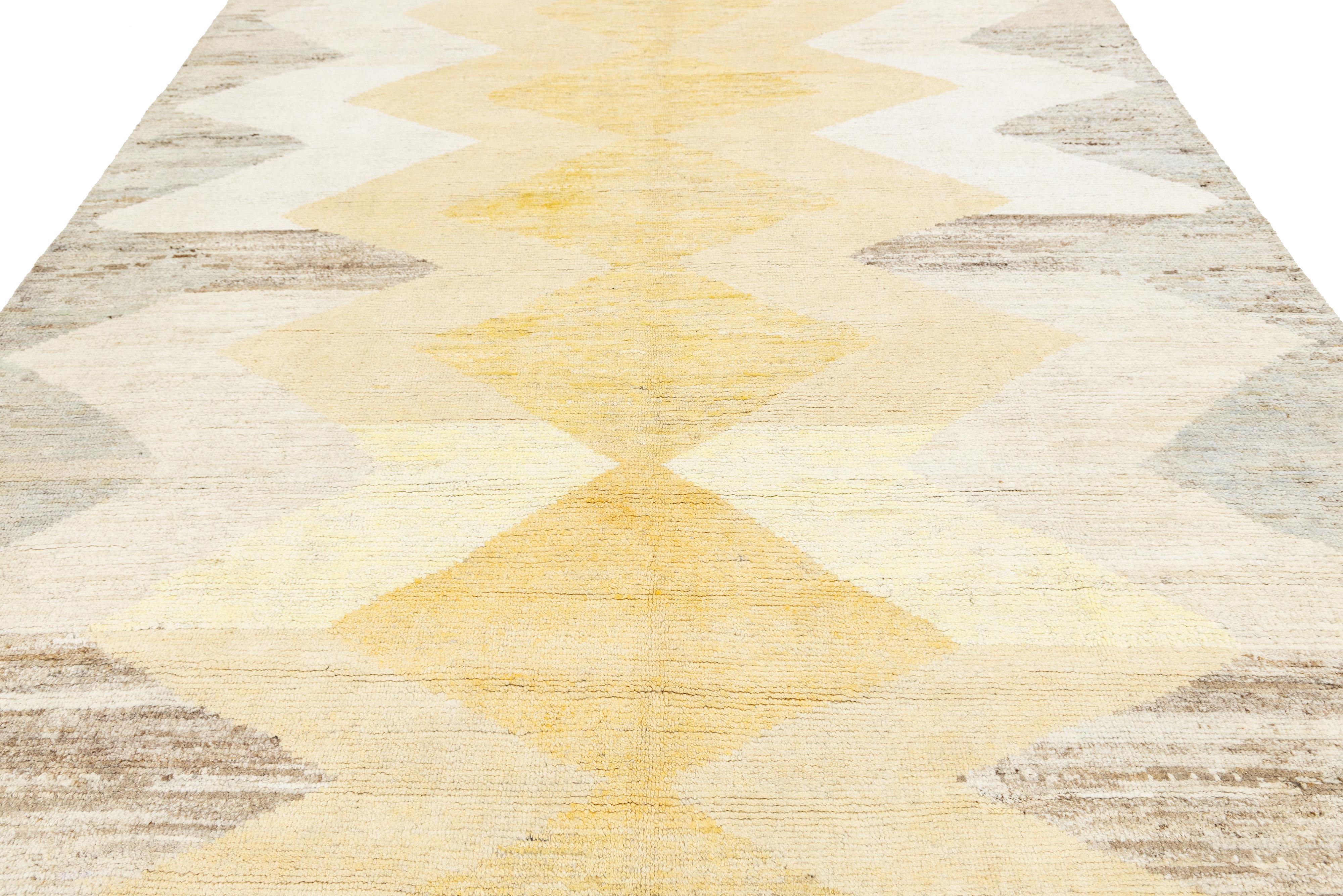 Modern Moroccan Style Wool Rug with Diamond and Zigzag Motifs in Neutral Tones Lana en venta