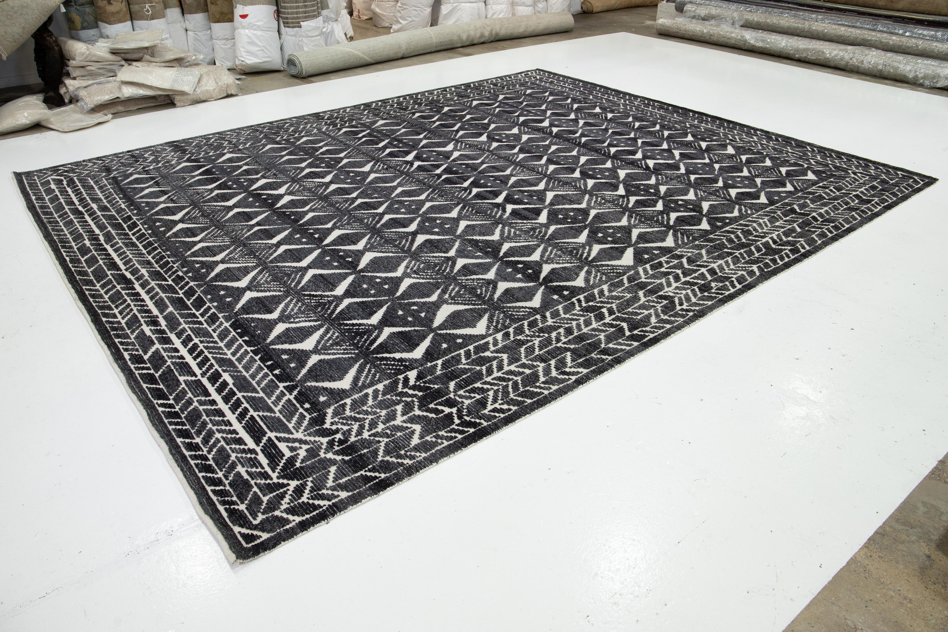 Moderner marokkanischer Stil  Wollteppich mit grauem geometrischem Design aus Wolle von Apadana (Indisch) im Angebot