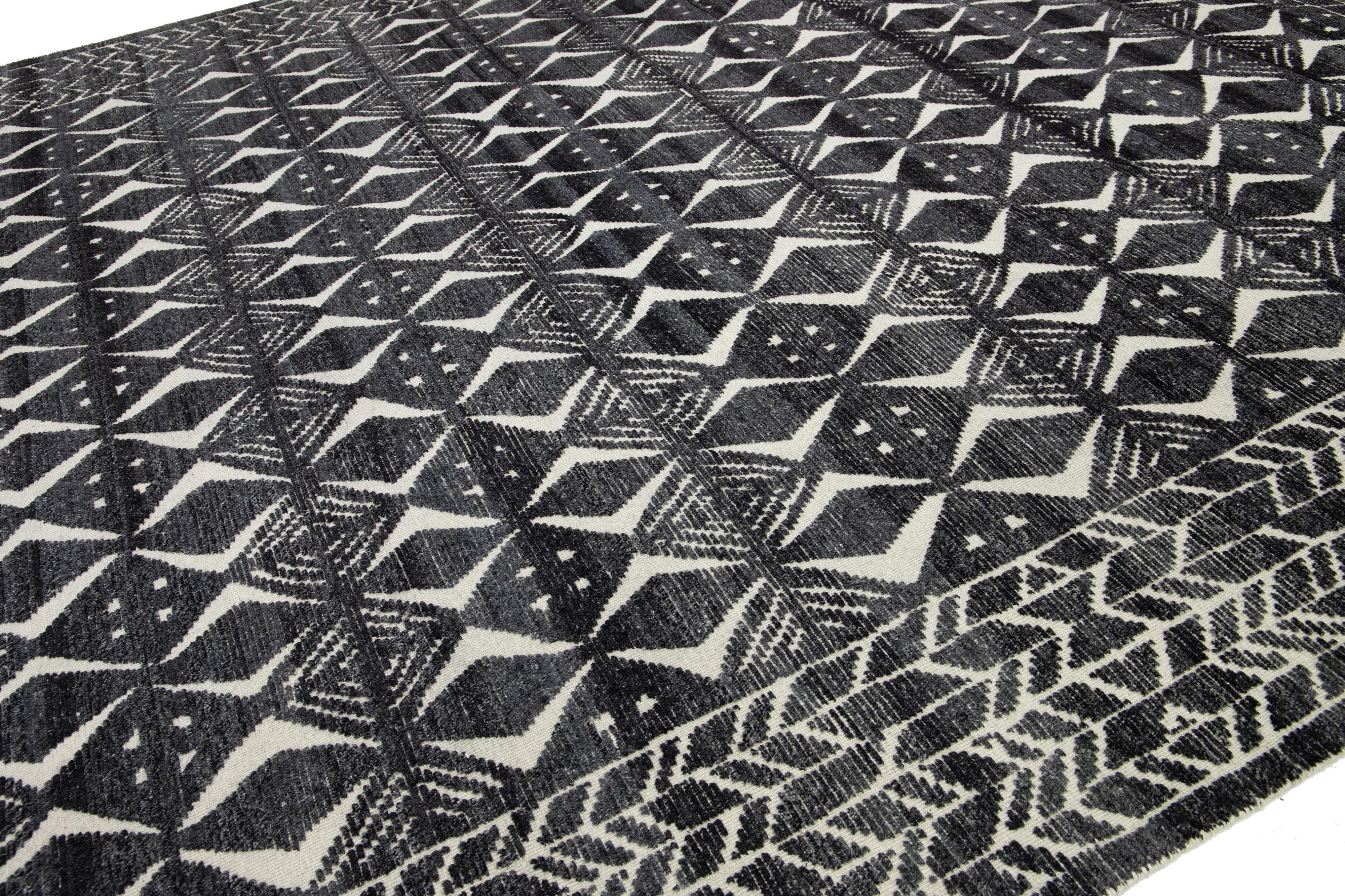 Moderner marokkanischer Stil  Wollteppich mit grauem geometrischem Design aus Wolle von Apadana (Handgeknüpft) im Angebot