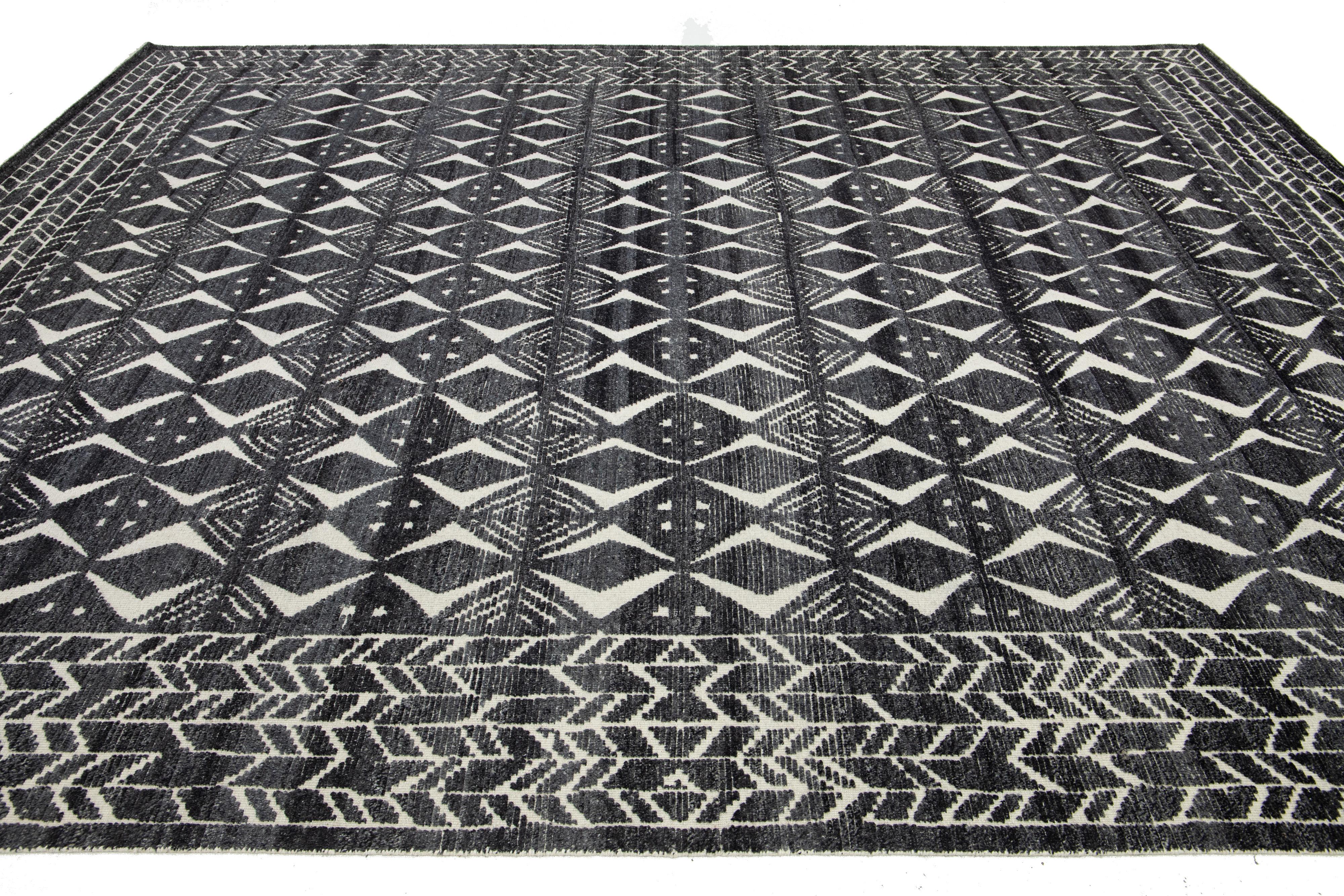 Moderner marokkanischer Stil  Wollteppich mit grauem geometrischem Design aus Wolle von Apadana im Zustand „Neu“ im Angebot in Norwalk, CT