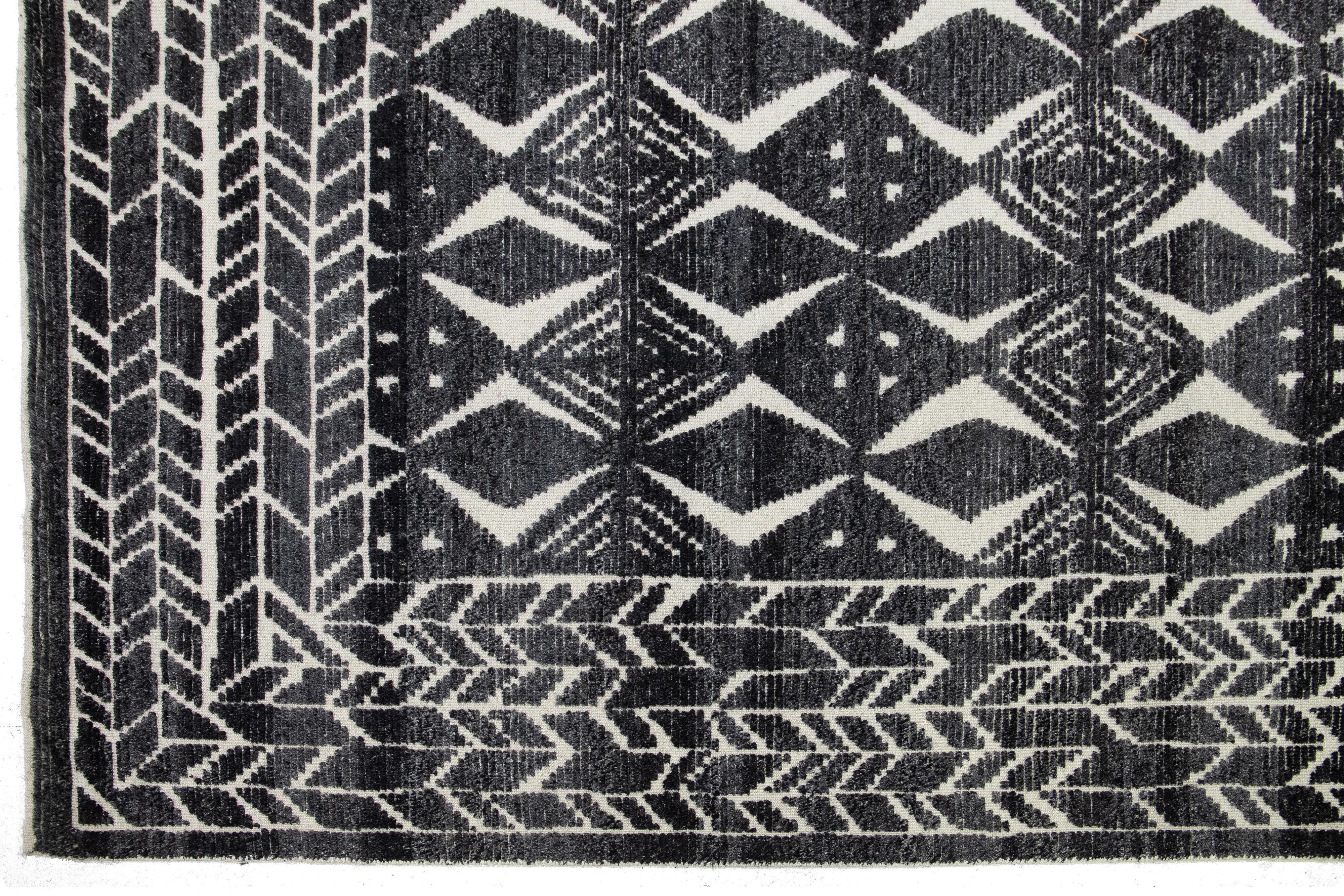Moderner marokkanischer Stil  Wollteppich mit grauem geometrischem Design aus Wolle von Apadana (21. Jahrhundert und zeitgenössisch) im Angebot