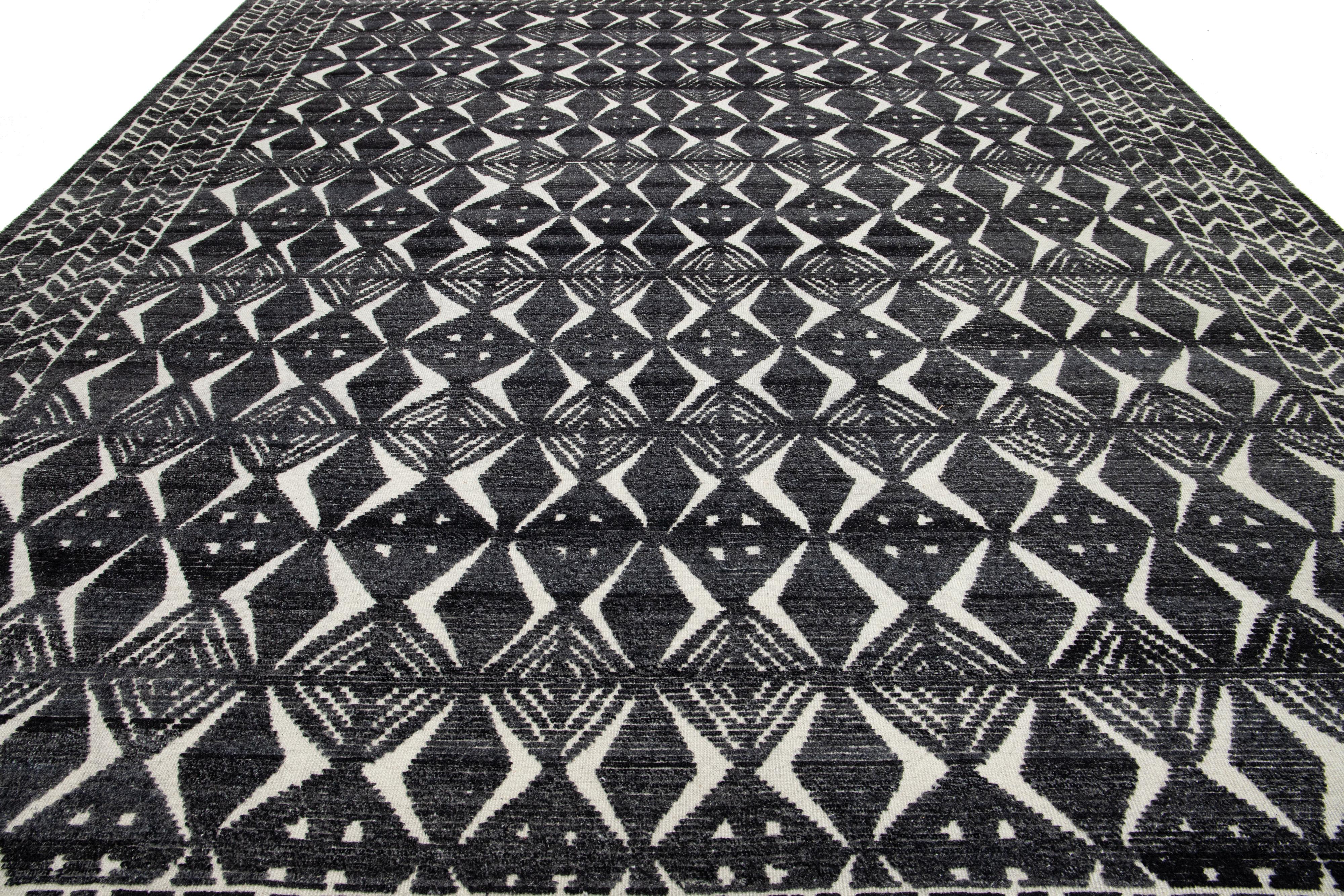Moderner marokkanischer Stil  Wollteppich mit grauem geometrischem Design aus Wolle von Apadana im Angebot 1