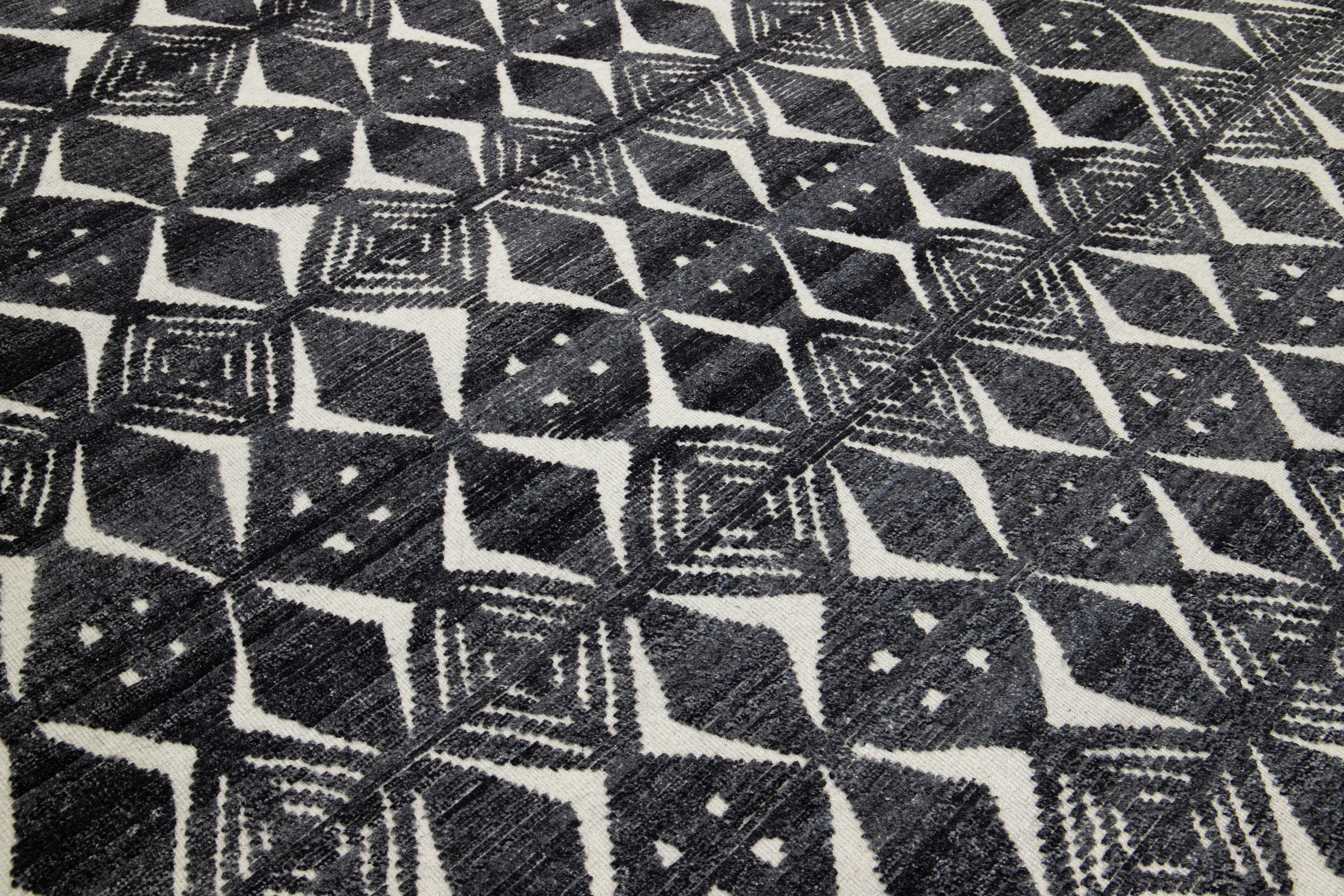 Moderner marokkanischer Stil  Wollteppich mit grauem geometrischem Design aus Wolle von Apadana im Angebot 2
