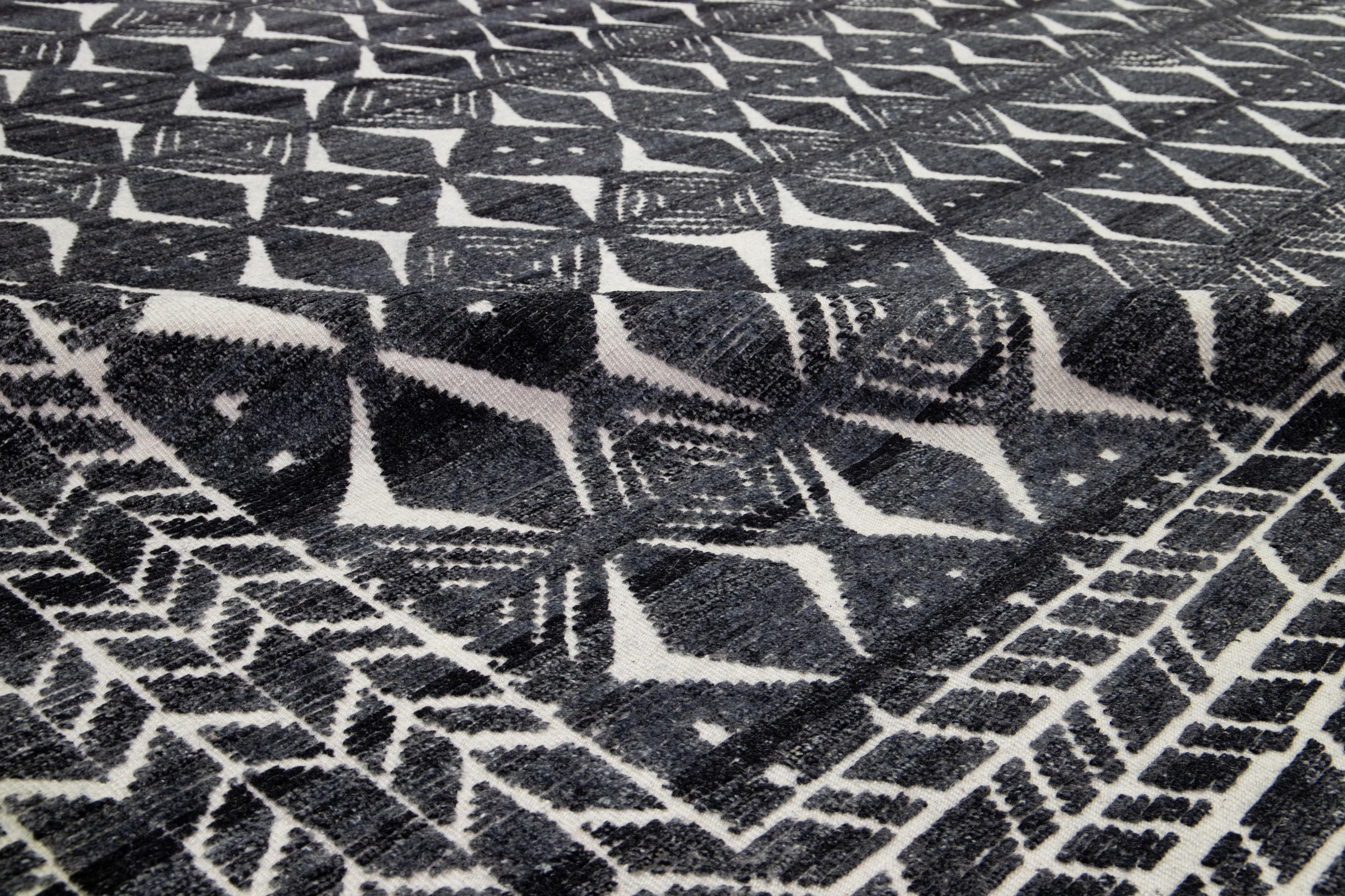 Moderner marokkanischer Stil  Wollteppich mit grauem geometrischem Design aus Wolle von Apadana im Angebot 3