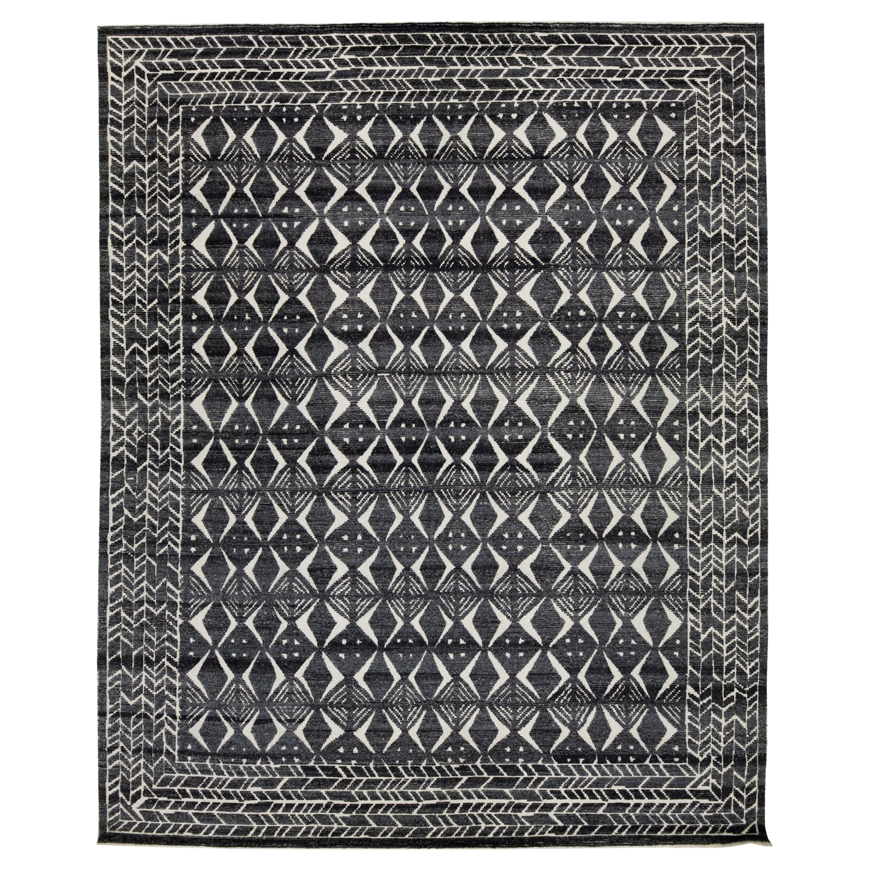 Style marocain moderne  Tapis gris à motifs géométriques par Apadana