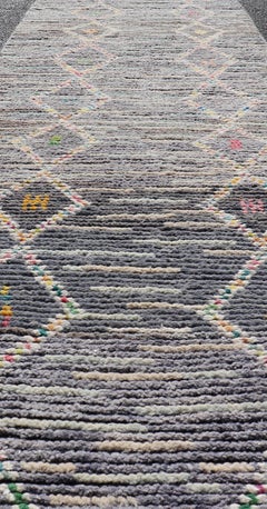 Alfombra Marroquí Moderna de Diseño Tribal en Colores Pasteles sobre Suelo Gris