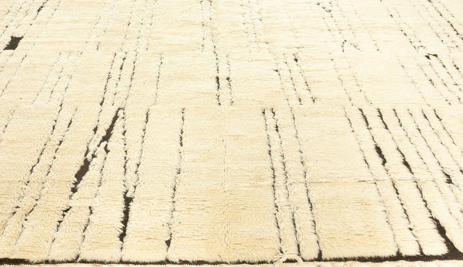 Moderner marokkanischer hochgeknüpfter Teppich im Stammesstil von Doris Leslie Blau (Handgeknüpft) im Angebot