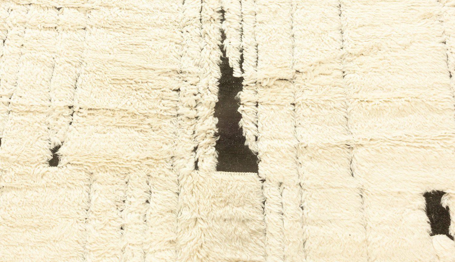Moderner marokkanischer hochgeknüpfter Teppich im Stammesstil von Doris Leslie Blau im Zustand „Neu“ im Angebot in New York, NY