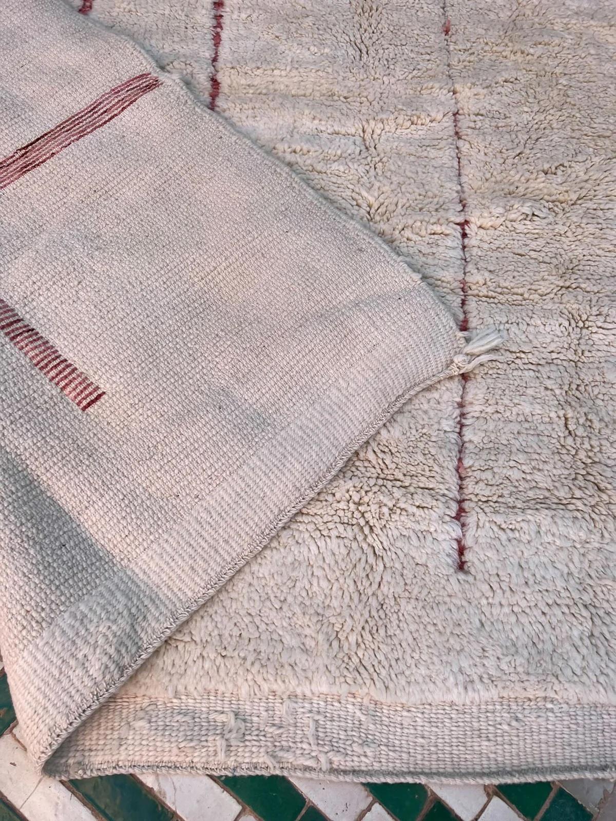 Tappeto moderno marocchino bianco con disegno inciso rosa in morbida lana color crema in vendita 3