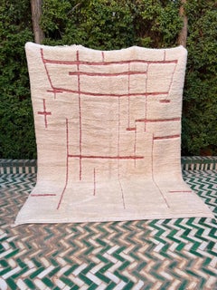 Moderner marokkanischer weißer Teppich mit eingraviertem rosa Design aus weicher cremefarbener Wolle