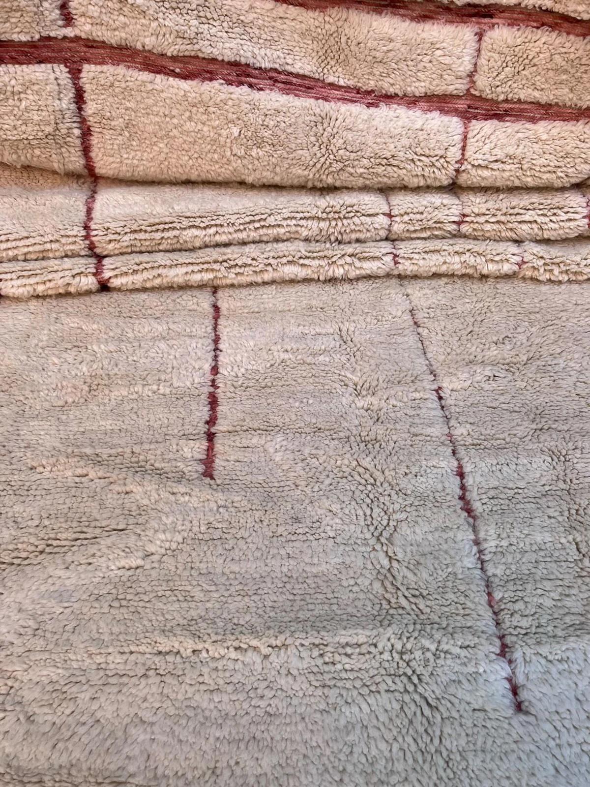 Marocchino Tappeto moderno marocchino bianco con disegno inciso rosa in morbida lana color crema in vendita