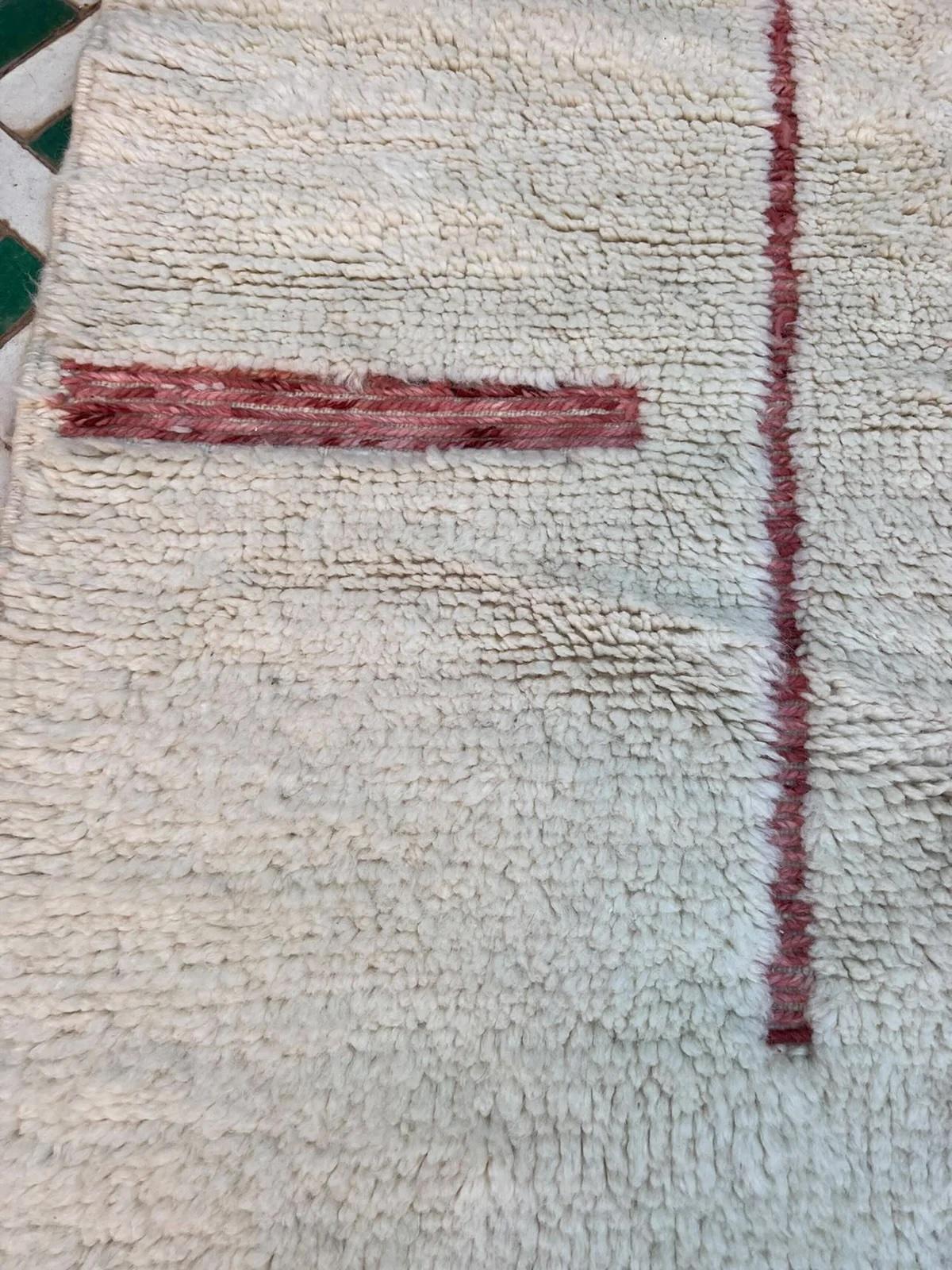 Tappeto moderno marocchino bianco con disegno inciso rosa in morbida lana color crema In condizioni Nuovo in vendita a Los Angeles, CA