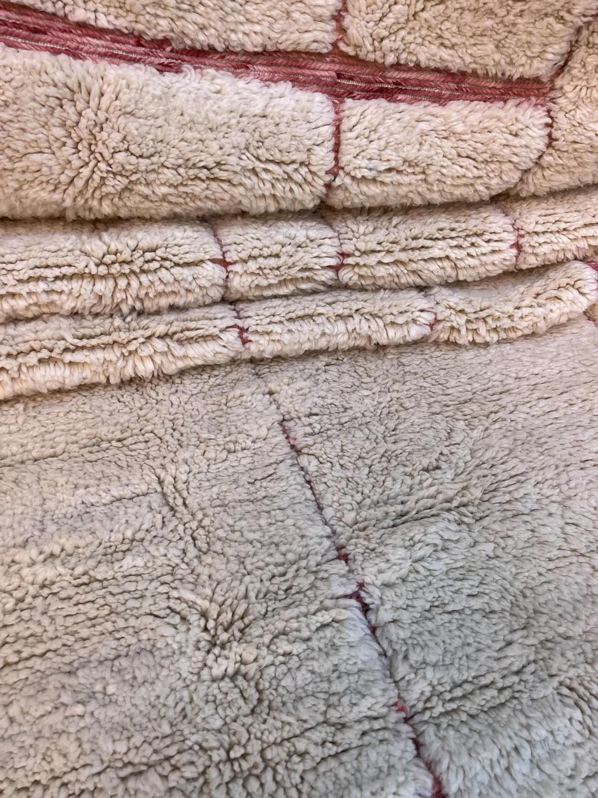 XXI secolo e contemporaneo Tappeto moderno marocchino bianco con disegno inciso rosa in morbida lana color crema in vendita