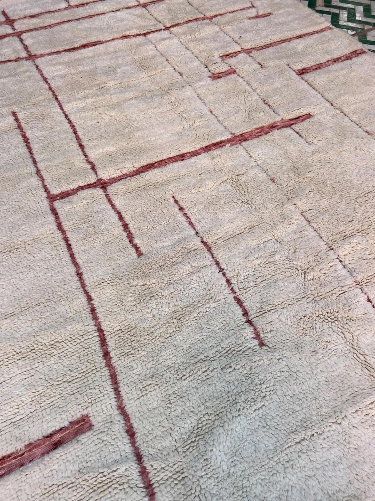 Tappeto moderno marocchino bianco con disegno inciso rosa in morbida lana color crema in vendita 1