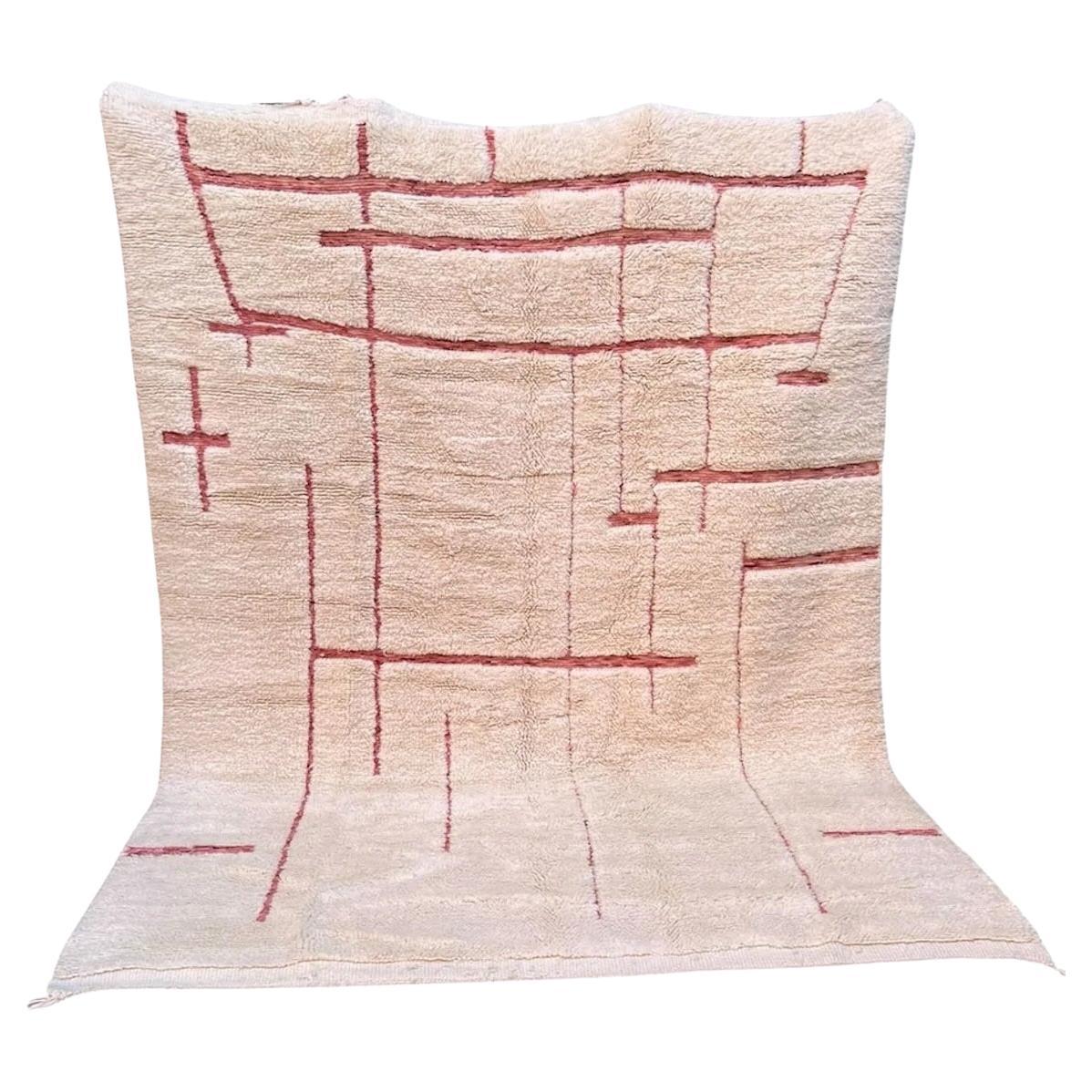 Tappeto moderno marocchino bianco con disegno inciso rosa in morbida lana color crema