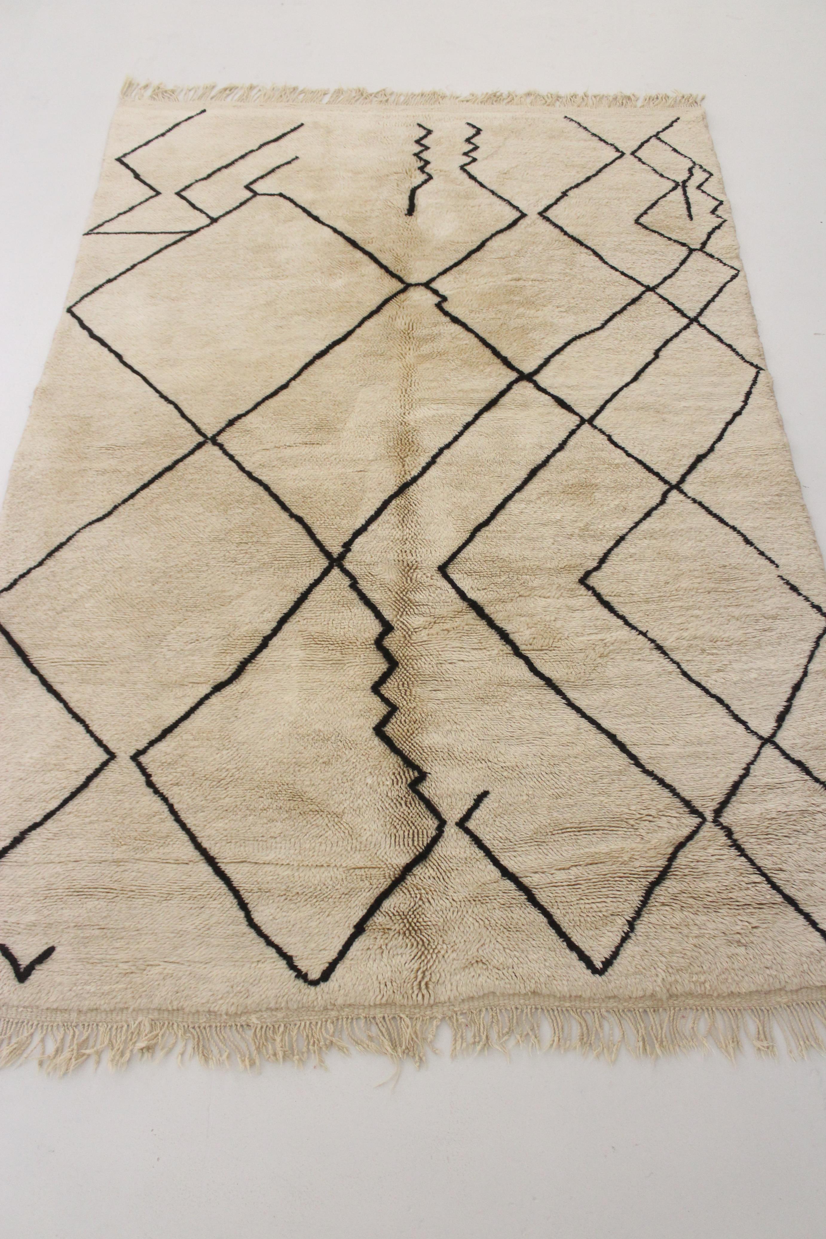 Modern Moroccan wool Mrirt rug - Beige/black - 5.7x8.3feet / 175x255cm For Sale 4