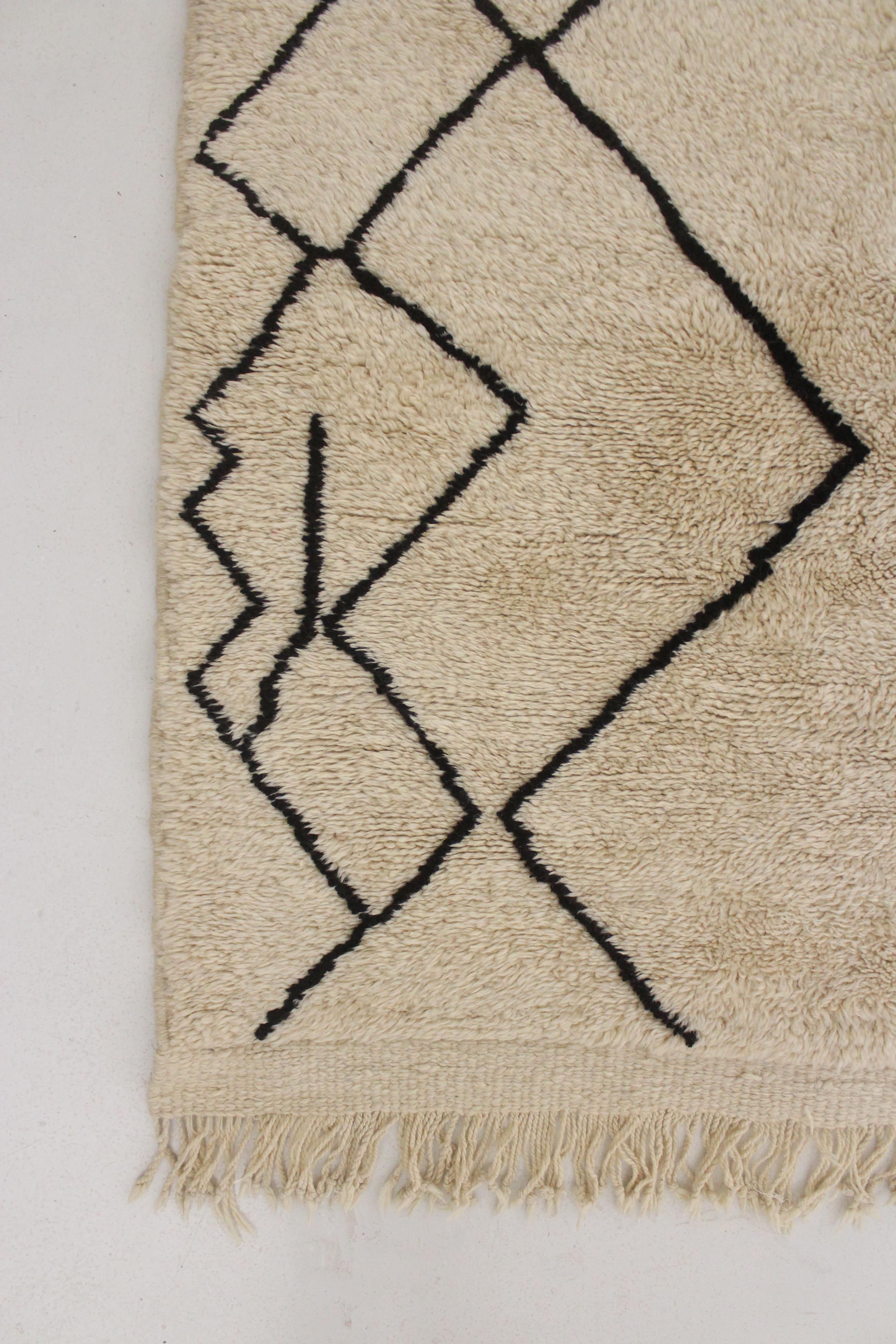 Modern Moroccan wool Mrirt rug - Beige/black - 5.7x8.3feet / 175x255cm For Sale 5