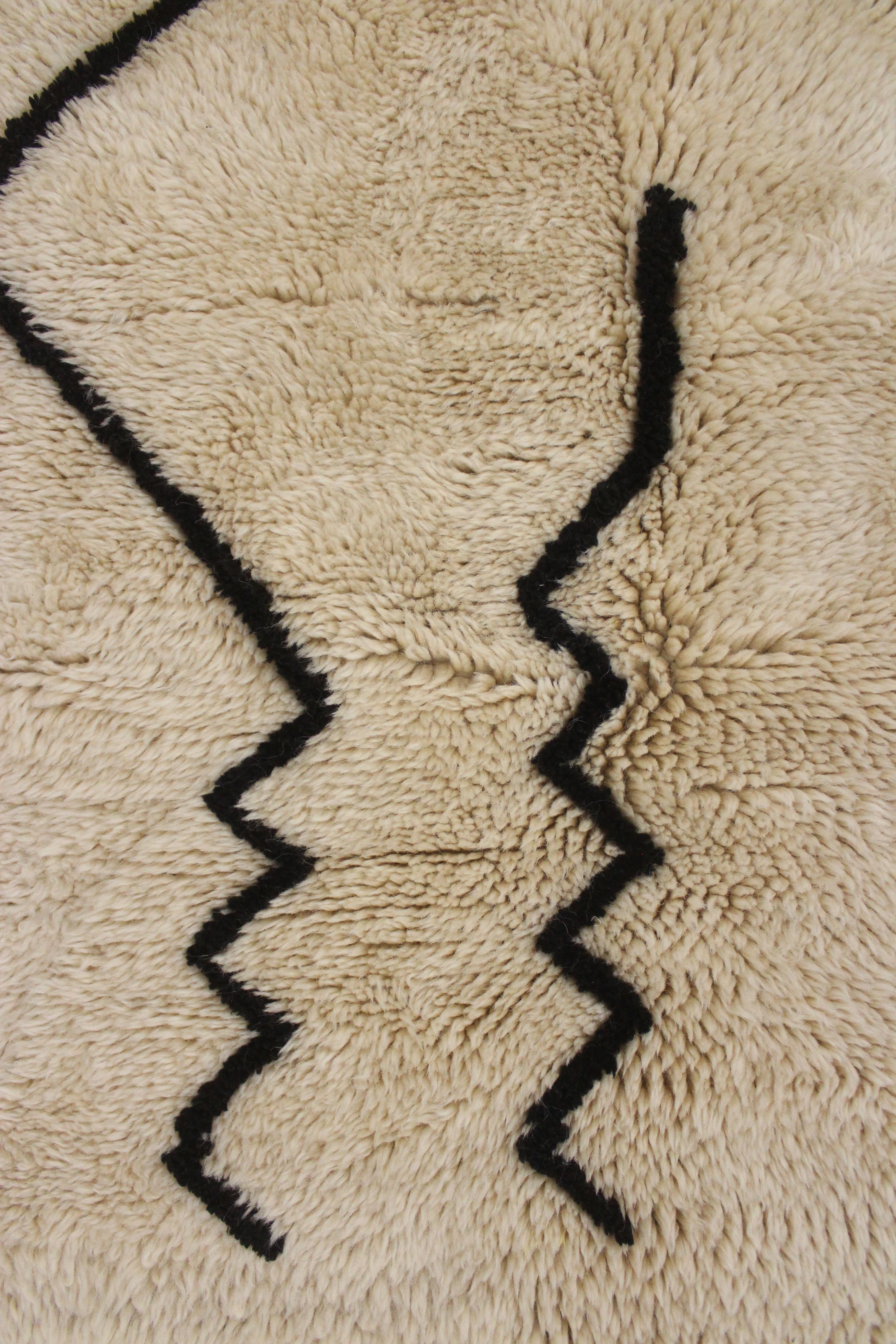 Modern Moroccan wool Mrirt rug - Beige/black - 5.7x8.3feet / 175x255cm For Sale 6