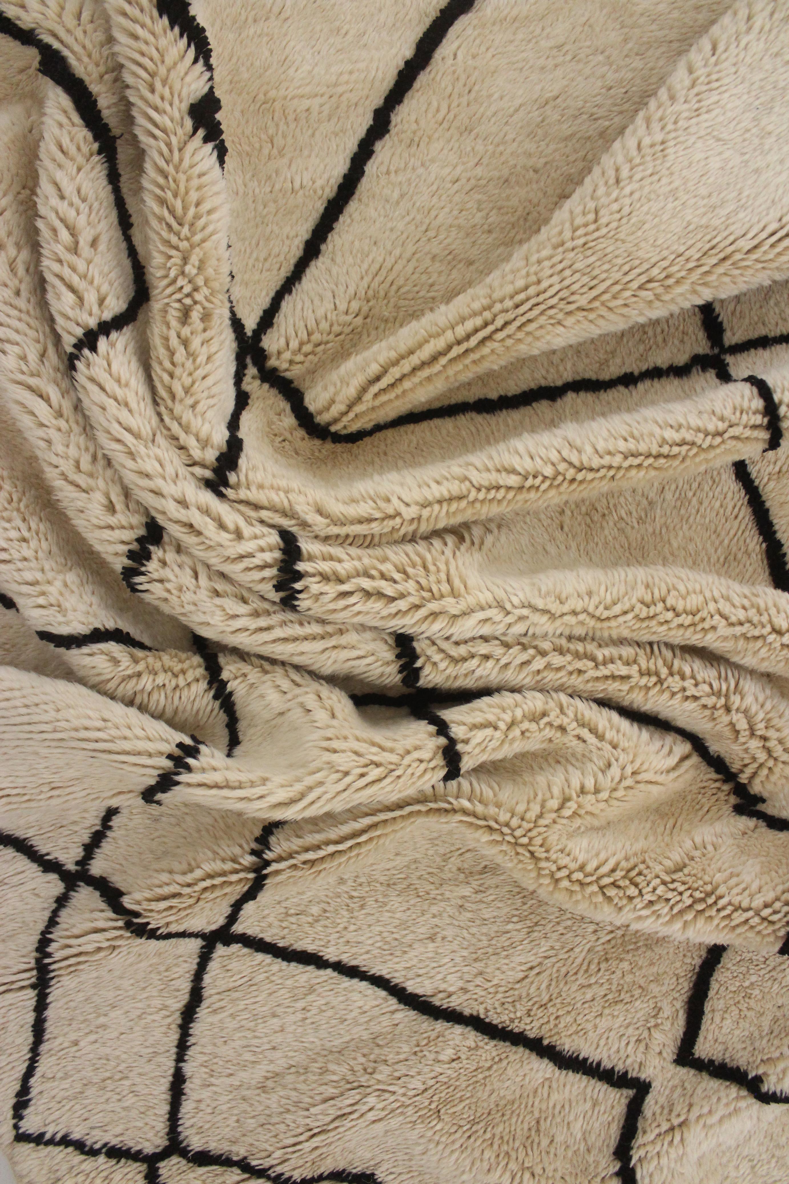 Modern Moroccan wool Mrirt rug - Beige/black - 5.7x8.3feet / 175x255cm For Sale 7