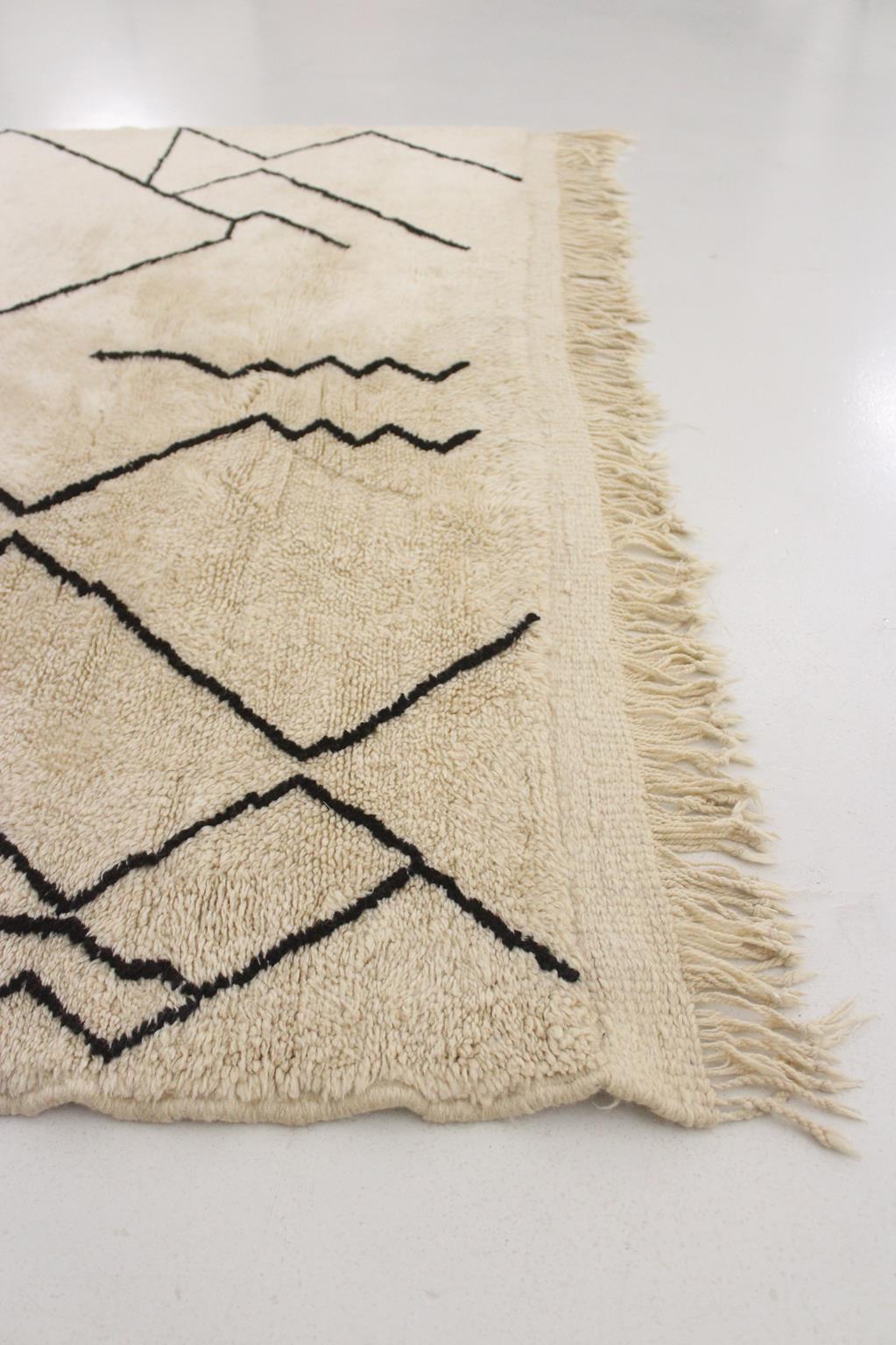 Contemporary Modern Moroccan wool Mrirt rug - Beige/black - 5.7x8.3feet / 175x255cm For Sale