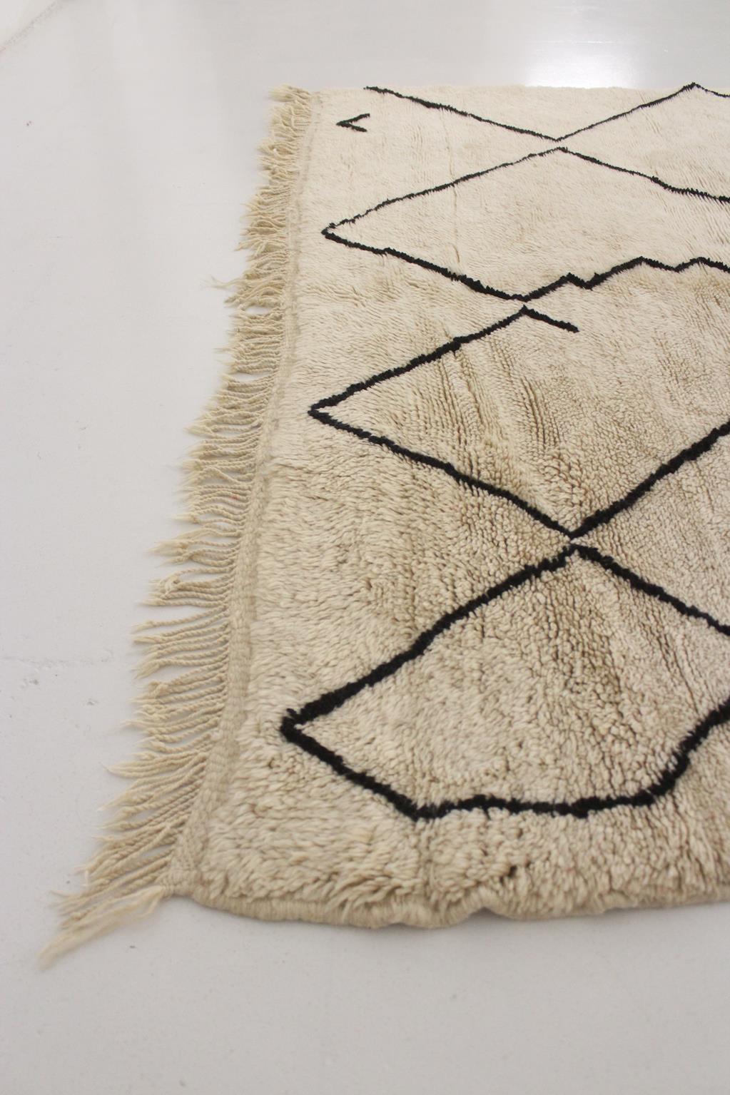 Modern Moroccan wool Mrirt rug - Beige/black - 5.7x8.3feet / 175x255cm For Sale 1