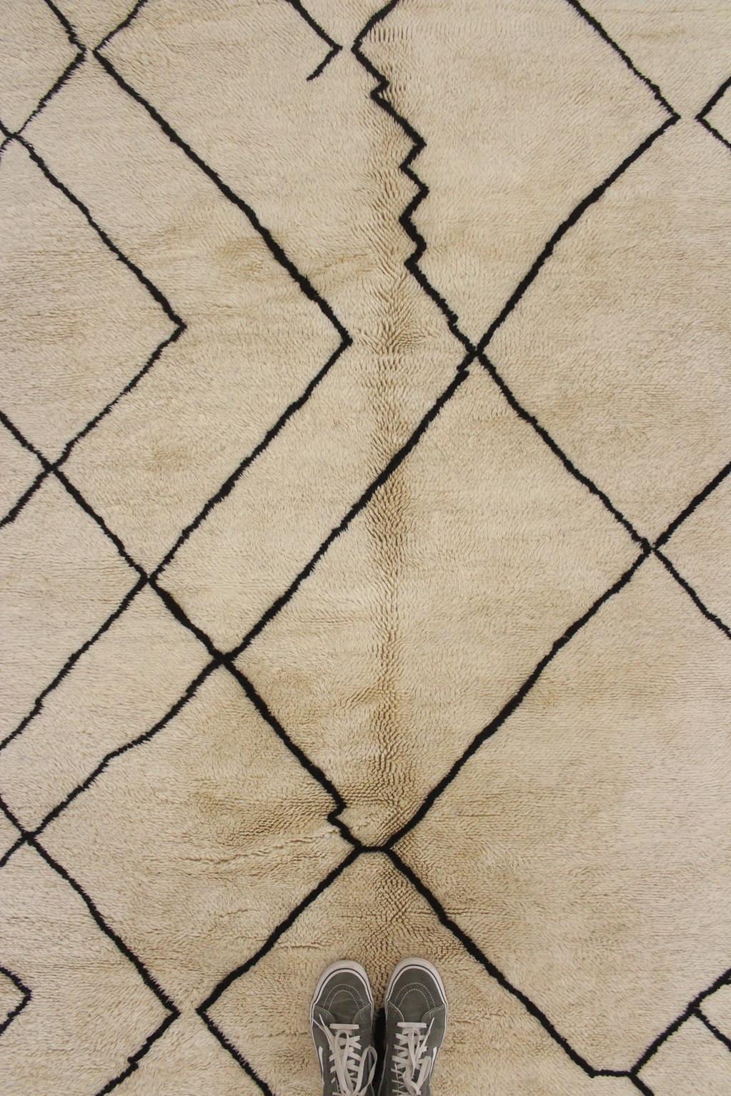 Modern Moroccan wool Mrirt rug - Beige/black - 5.7x8.3feet / 175x255cm For Sale 2