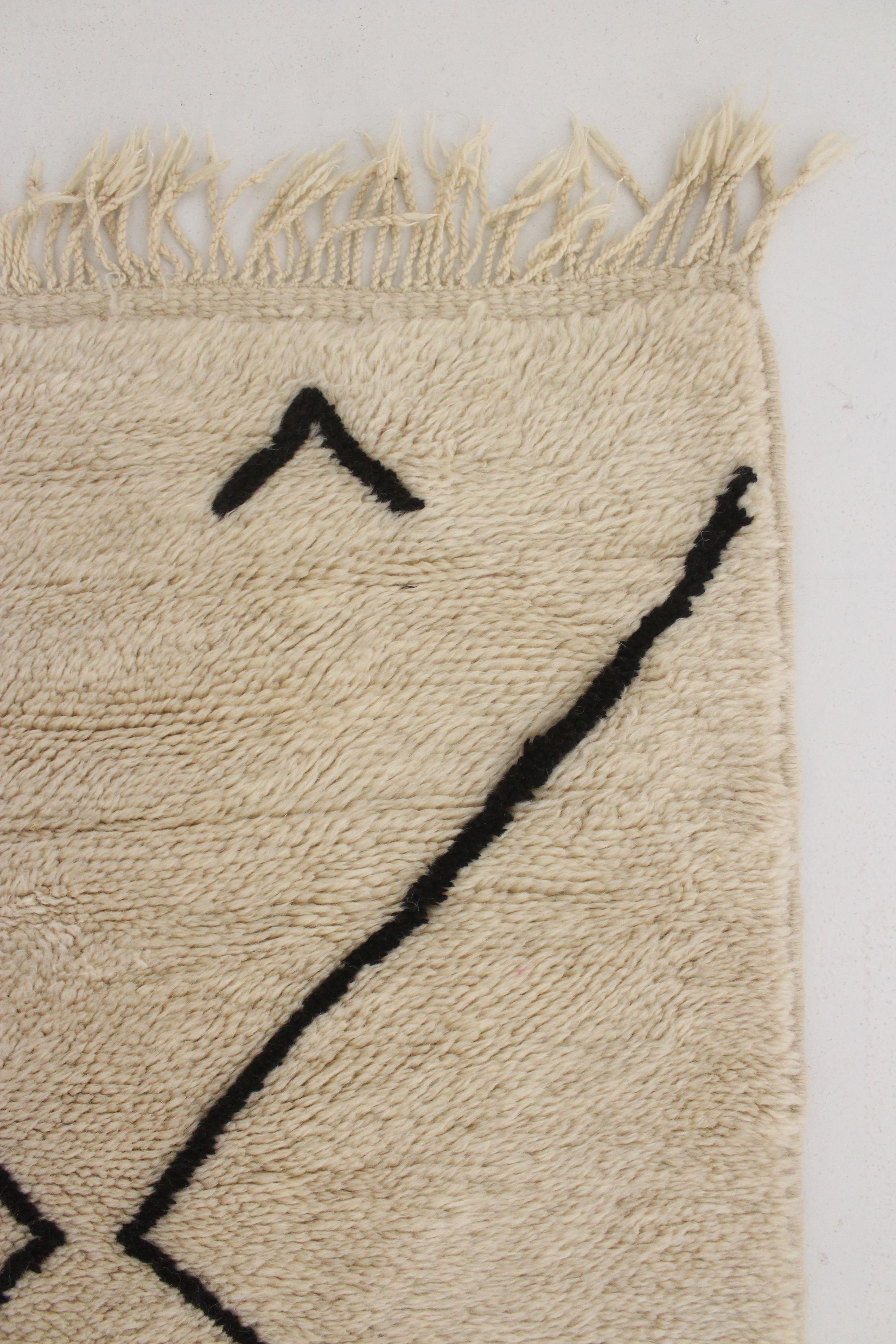 Modern Moroccan wool Mrirt rug - Beige/black - 5.7x8.3feet / 175x255cm For Sale 3
