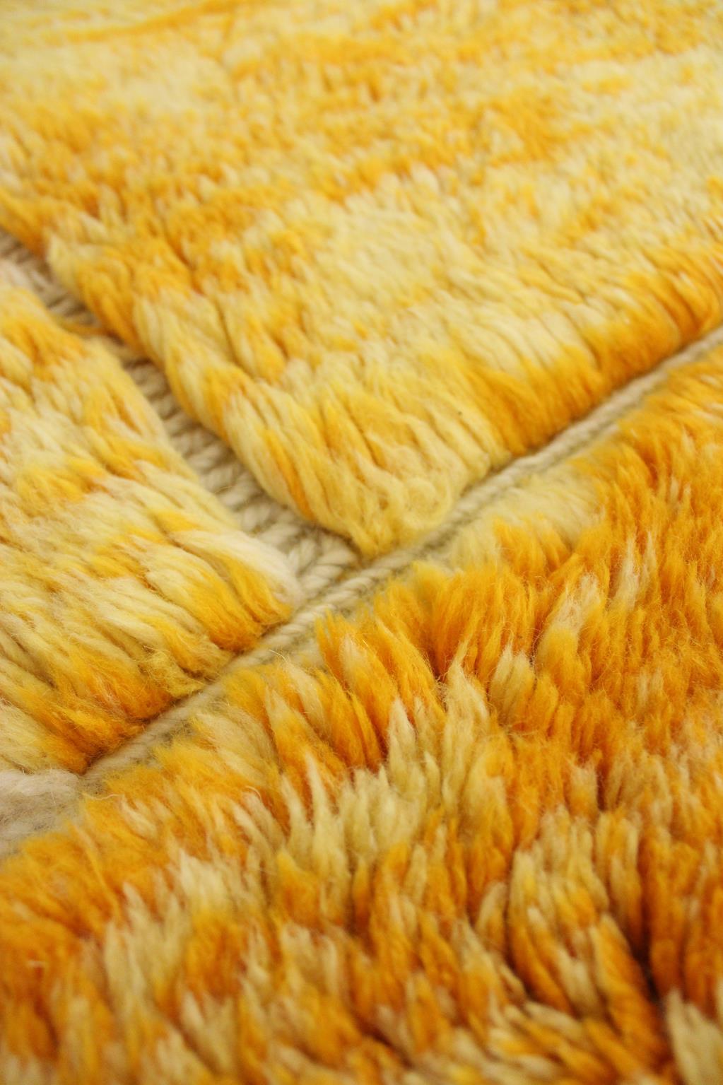 Moderner marokkanischer Wollteppich Mrirt - Gelb - 7.2x8.8feet / 220x270cm im Angebot 2
