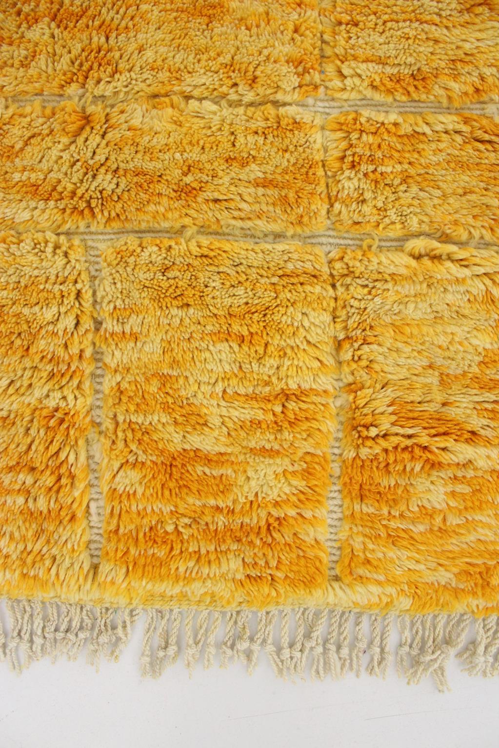 Moderner marokkanischer Wollteppich Mrirt - Gelb - 7.2x8.8feet / 220x270cm (Skandinavische Moderne) im Angebot