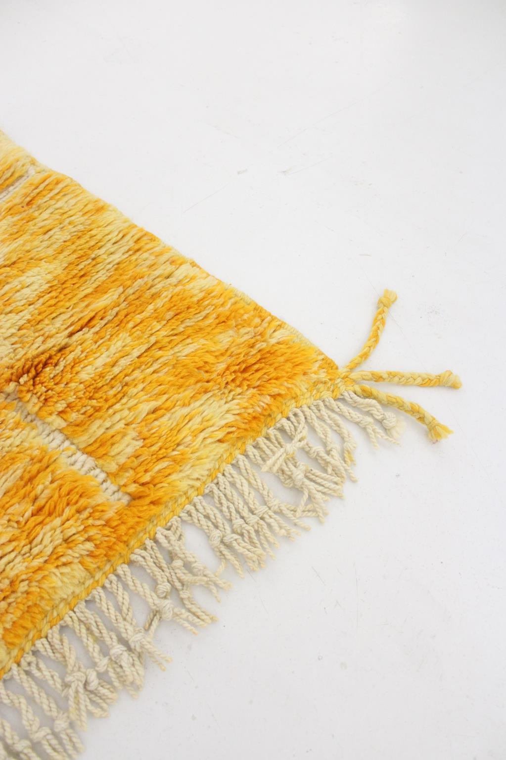 Hand-Woven Modern Moroccan wool Mrirt rug - Yellow - 7.2x8.8feet / 220x270cm For Sale