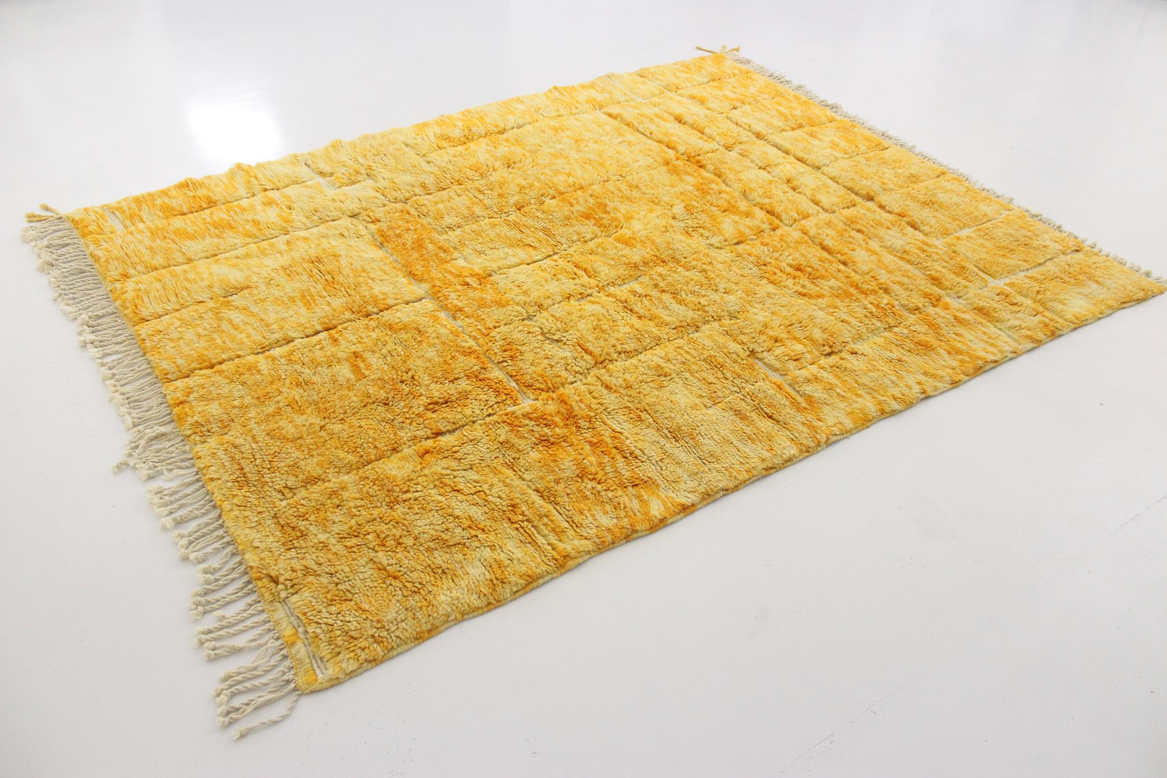 Contemporary Modern Moroccan wool Mrirt rug - Yellow - 7.2x8.8feet / 220x270cm For Sale